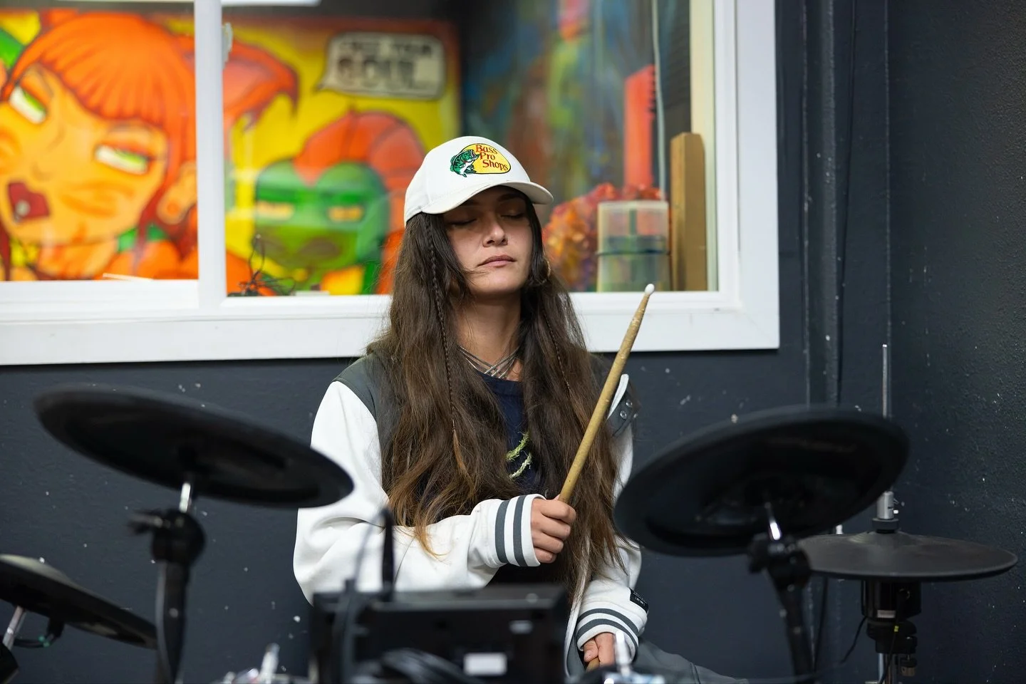 We&rsquo;re starting this week strong at Studio Shaka! 🤩💪 Mr. Sankofa brought the rhymes, and Grace brought the jams! Amazing energy from everyone in the studio today! 😎🎤🎶 

#CreativeCommunity #StudioShaka #Rhyming #Freestyling #JamSession #Jamm