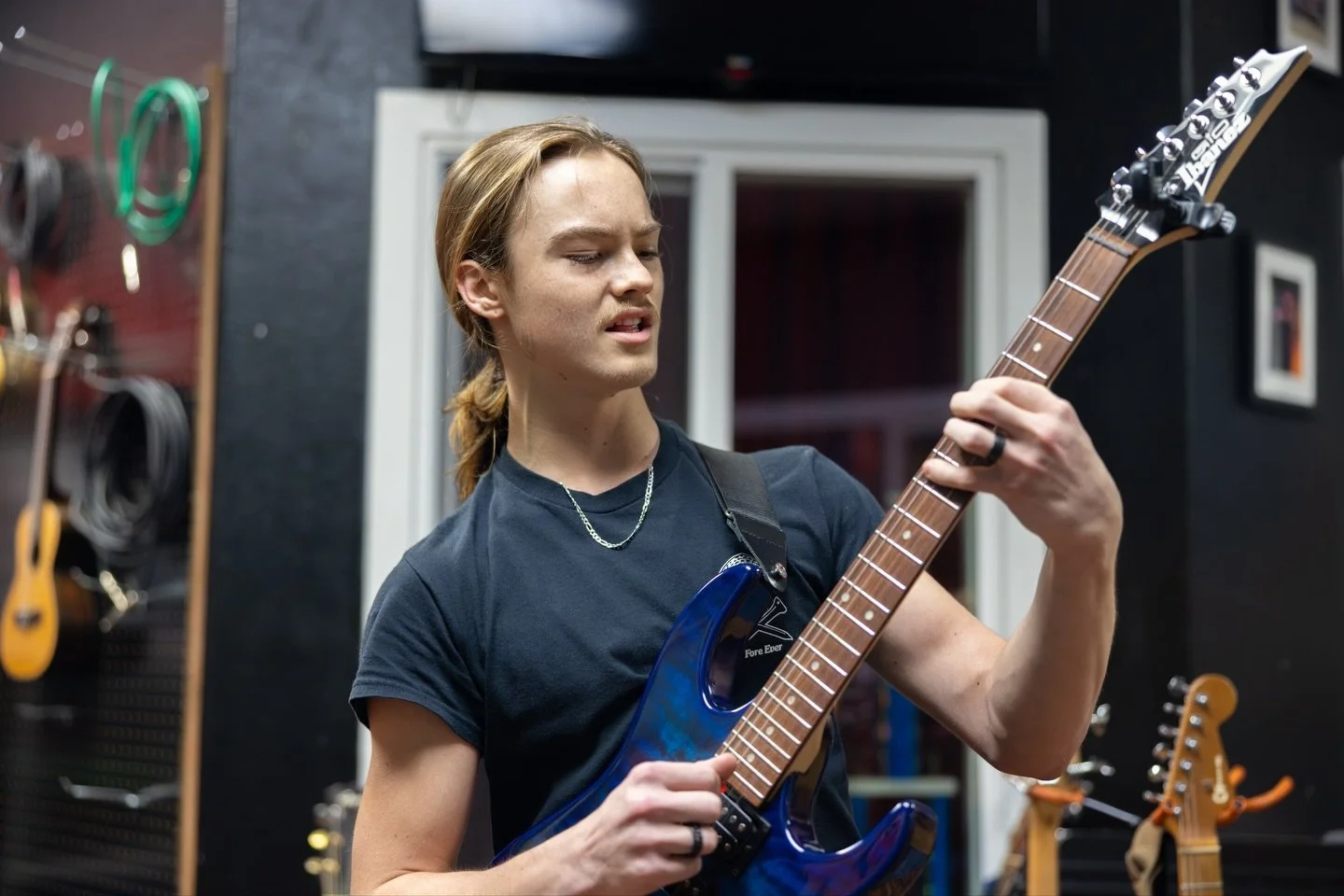 The week may be slowing down, but the energy in the studio is turning up! 🎧🎶 Daily practice is paying off, these students are on fire! 🔥🙌🏽😎

#Music #StudioShaka #YoungArtists #LiveMusic #HiloHawaii