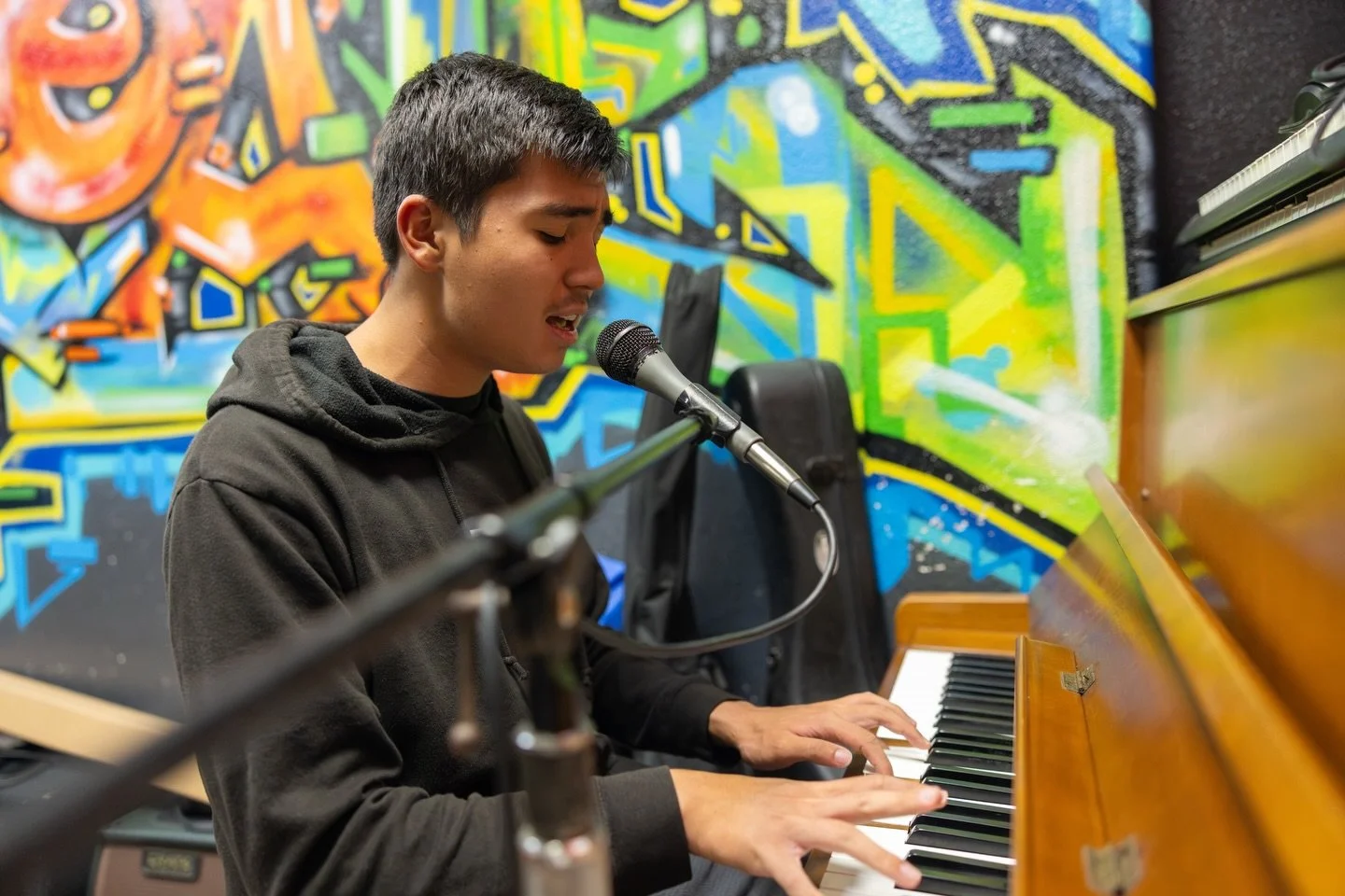 With the Connections Talent Show around the corner 🤹&zwj;♂️🎸 these musicians are locked in 🎧🔥 Practice makes perfect, and you&rsquo;ll hear all their hard work next week! 🎤🌟🎵

#Music #Talents #BandPractice #HiloHawaii #StudioShaka
