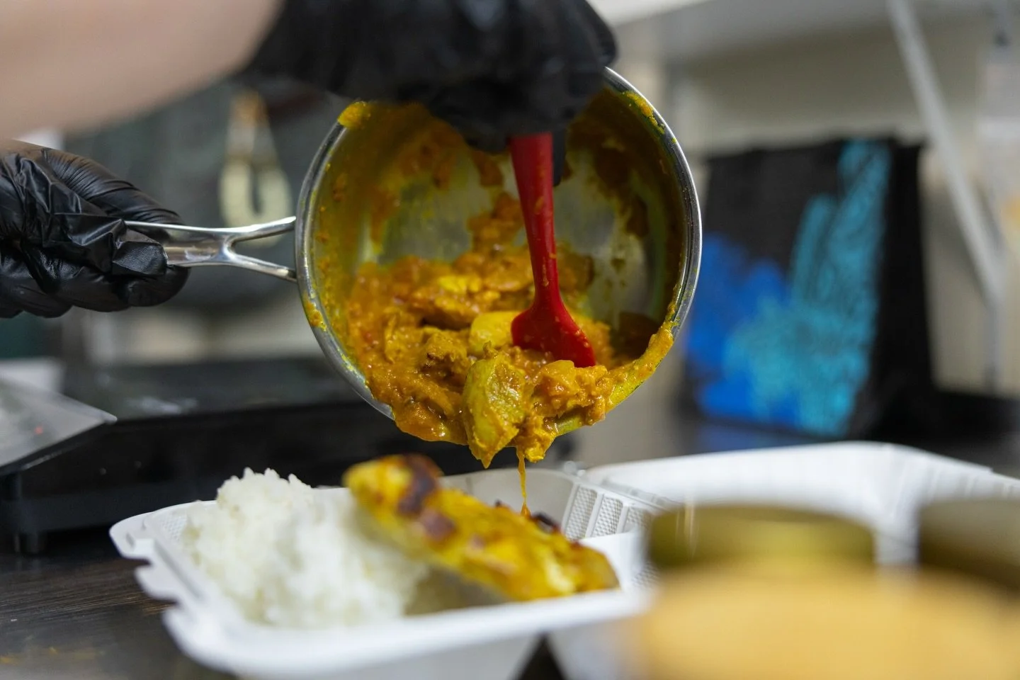Chef Sam came through and put the class ON with an explosion of flavor today 💥🔥 students leveled up making rich chicken tikka masala, then paired with some chicken tandoori and rice, topped with that creamy yogurt sauce 🤤🍗🍚 BIG skills, and BIG f