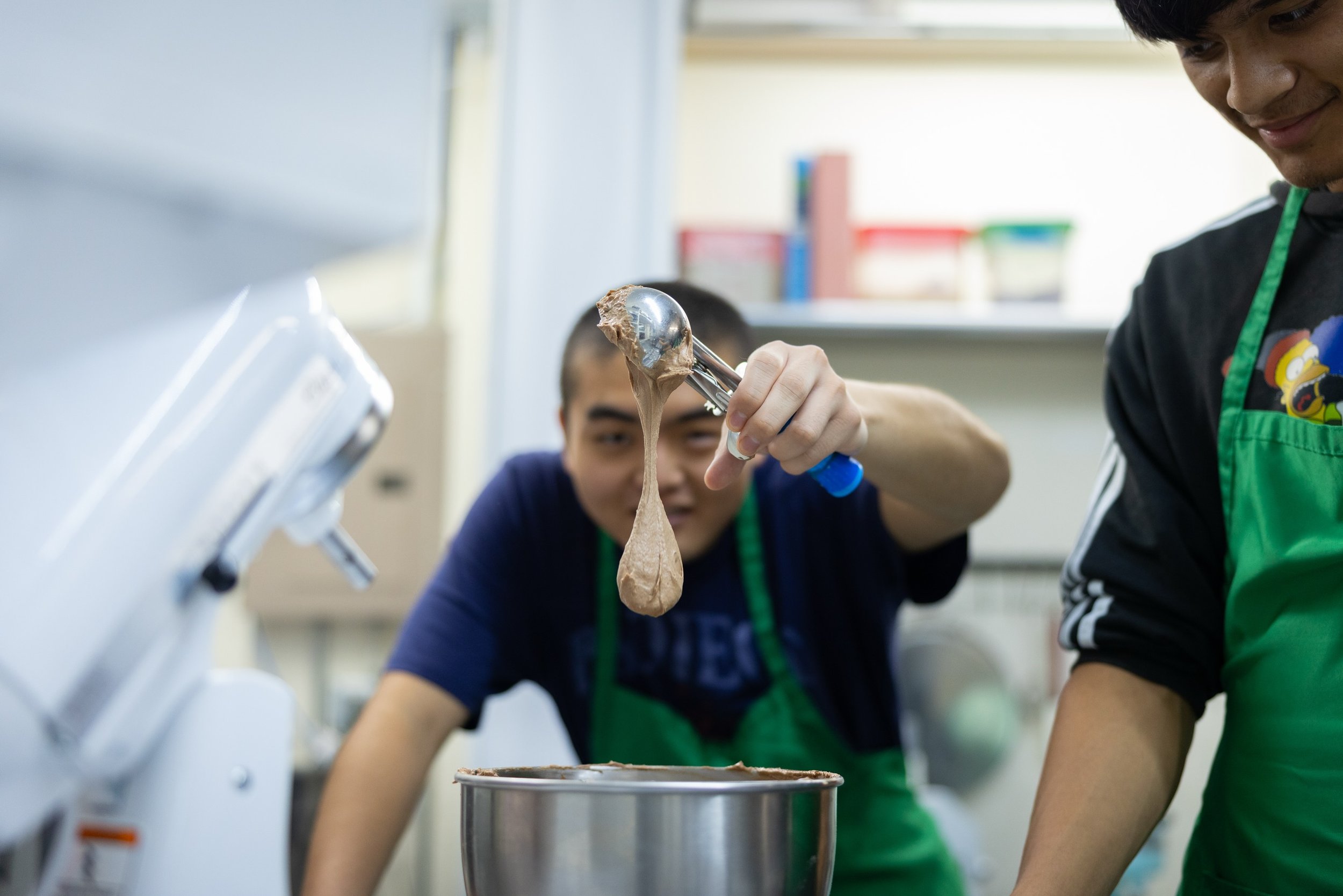 DAY 3 of Summer Studio! 📸🧁☀️

After spending the morning exploring Hilo and photographing some of our favorite spots around town, we wrapped up the day with a sweet treat in the kitchen!

Chef Sam&rsquo;s class baked chocolate muffins and let their