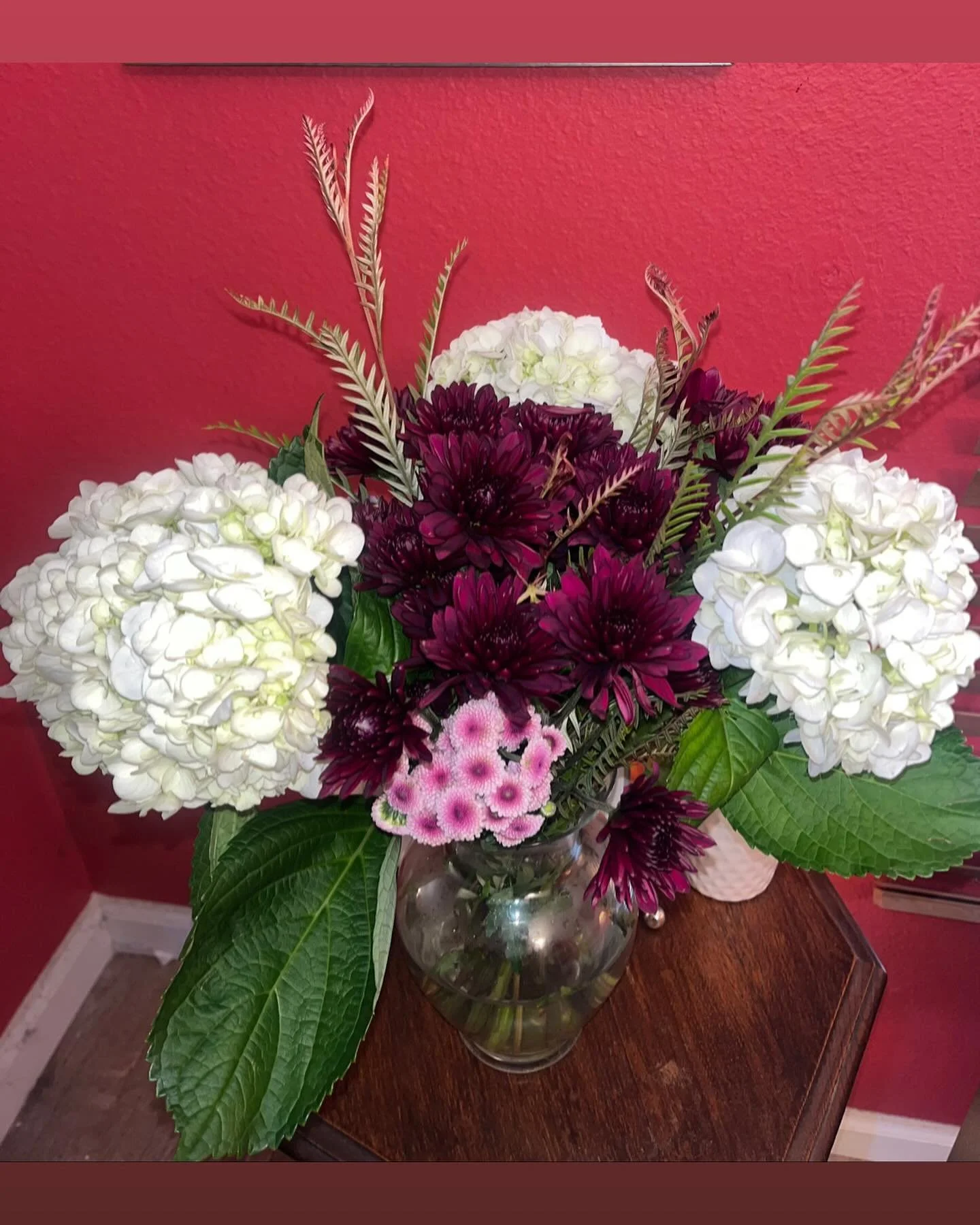 I live in Scottsdale AZ so hydrangea bushes aren&rsquo;t part of the landscape but fortunately I can still enjoy them in arrangements. ☺️