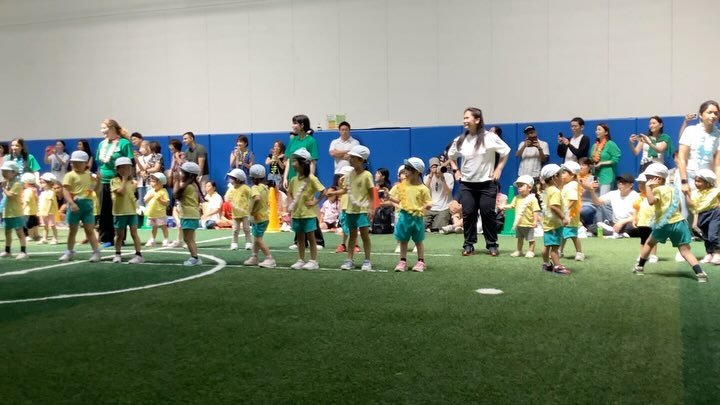 Sports Day at our English kindergarten! 🏅
This year’s theme was Hawaii 🌺🌴 — the children had an amazing time running races, jumping, playing games, and even performing a super cute Stitch dance! 🏃‍♂️🏃‍♀️🕺✨
We were so proud o