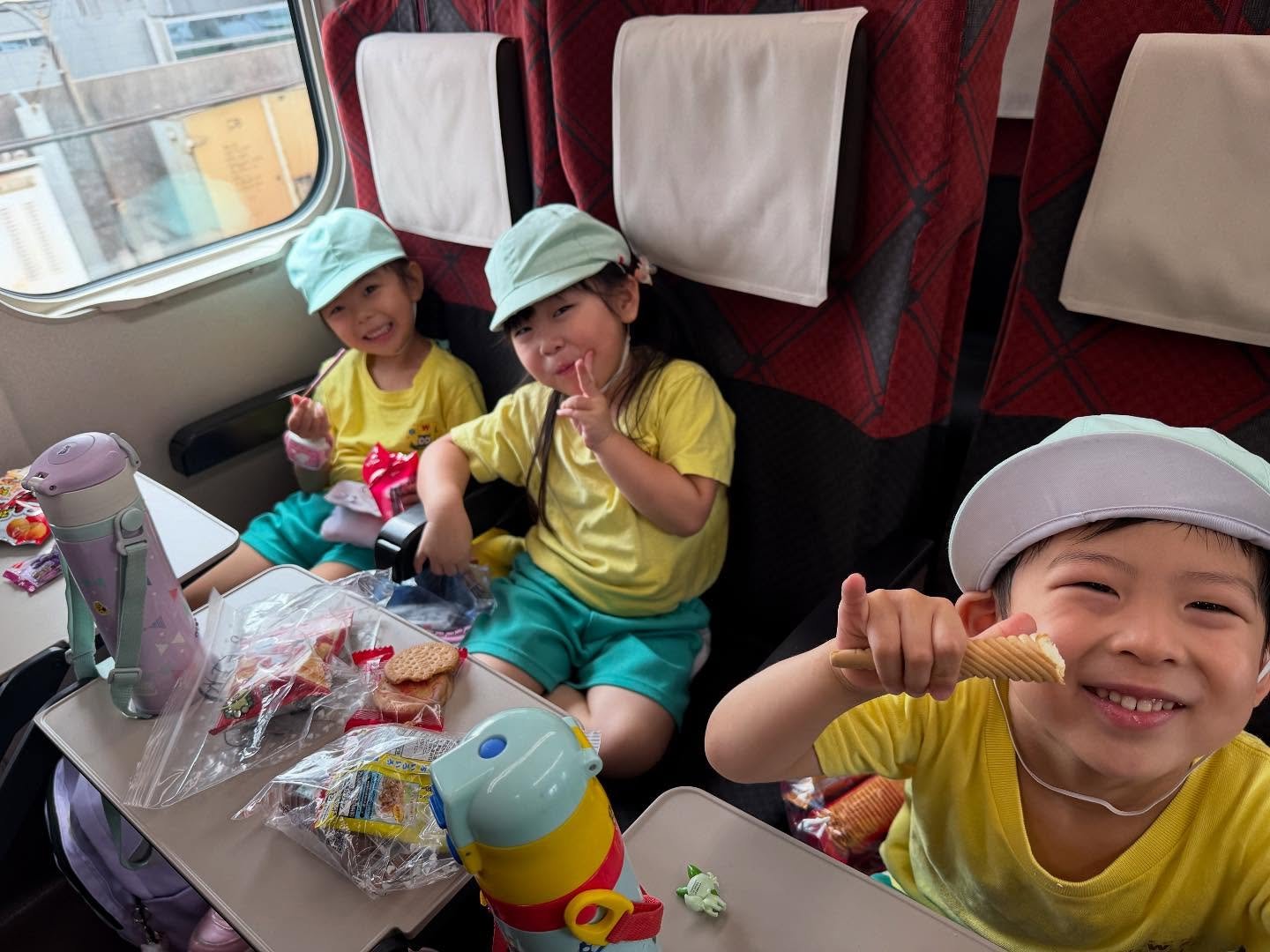 🌲🌟Nature Camp Day 1🌟🌲
今日はK2・K3クラスのみんなで、ネイチャーキャンプ初日でした!
出発の時にはちょっぴり不安そうだった子も、新幹線に乗ったら大はしゃぎ🚄✨
ロープウェーで高原に登り、みんなでランチ🍱
夜にはたくさんのホタルを見て、最後は花火🎆!
大自然の中で、思いっきり楽しんだ1日でした🌿
疲れてぐっすり眠る子どもたち…😴💤
明日もワクワクがいっぱいです!
#ネイチャーキャンプ #アウルインターナショナルスクール #K2クラス