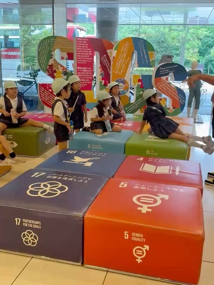 🌍K3クラス SDGs見学✨
今日はK3の子どもたちが、市ヶ谷にある「JICA地球ひろば」へ見学に行ってきました🚌🌟
SDGs(持続可能な開発目標)について、展示や映像を通して、世界の課題について楽しく学びました📚🌏
なんと、子どもたちはいつもクラスで学んでいるSDGsについてたくさん知っていて、JICAのスタッフの方々を驚かせていました😲👏
普段の生活の中で意識していることを自分の言葉で伝える姿に、「学びがしっかり根付いているな」と感じました✨🌱
これからも、世界とつなが