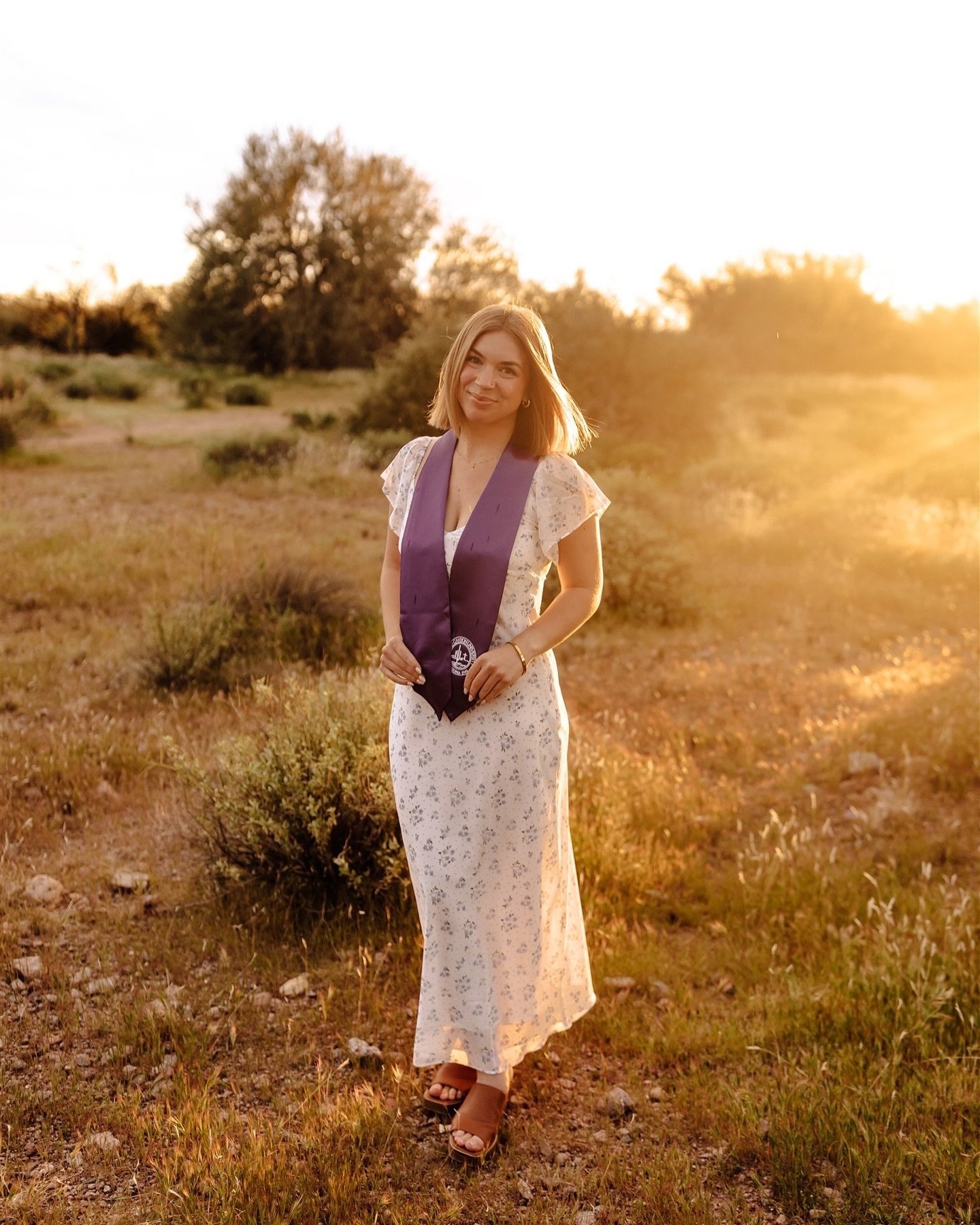 Golden hour with @kaysaanderson ✨
&bull;
I&rsquo;ve been SO behind on posting 😅 it&rsquo;s been a busy busy summer, but I&rsquo;m excited to share more shoots from this year so far! 🫶🏻 Next stop is Washington! I still have some availability, so me