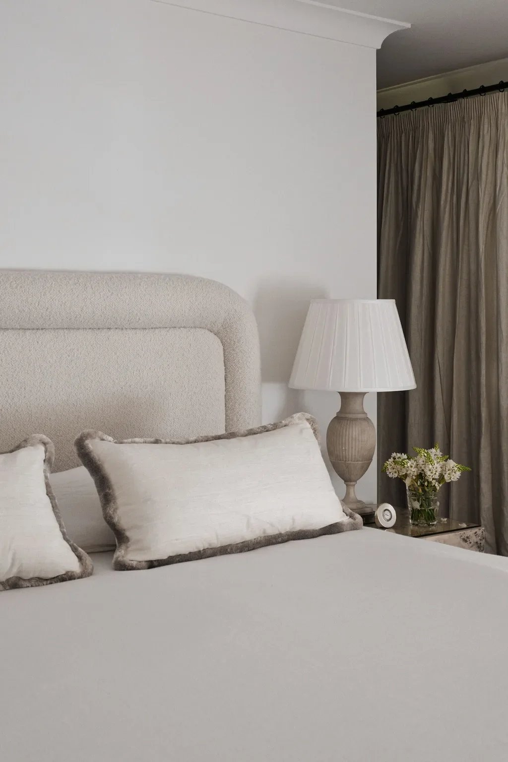 1654480295877_bed-pillows-scaled (1).webp