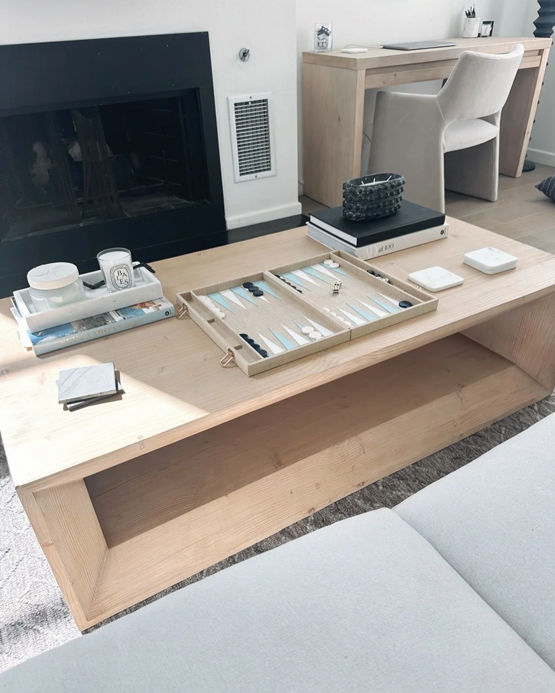 spruce up your space with a styling session! whether it&rsquo;s simply accessorizing a coffee table surface or reimagining a full room, we would love to work with you! send me a message for more details ✉️

#stylingsession #homedecorating #stylingser