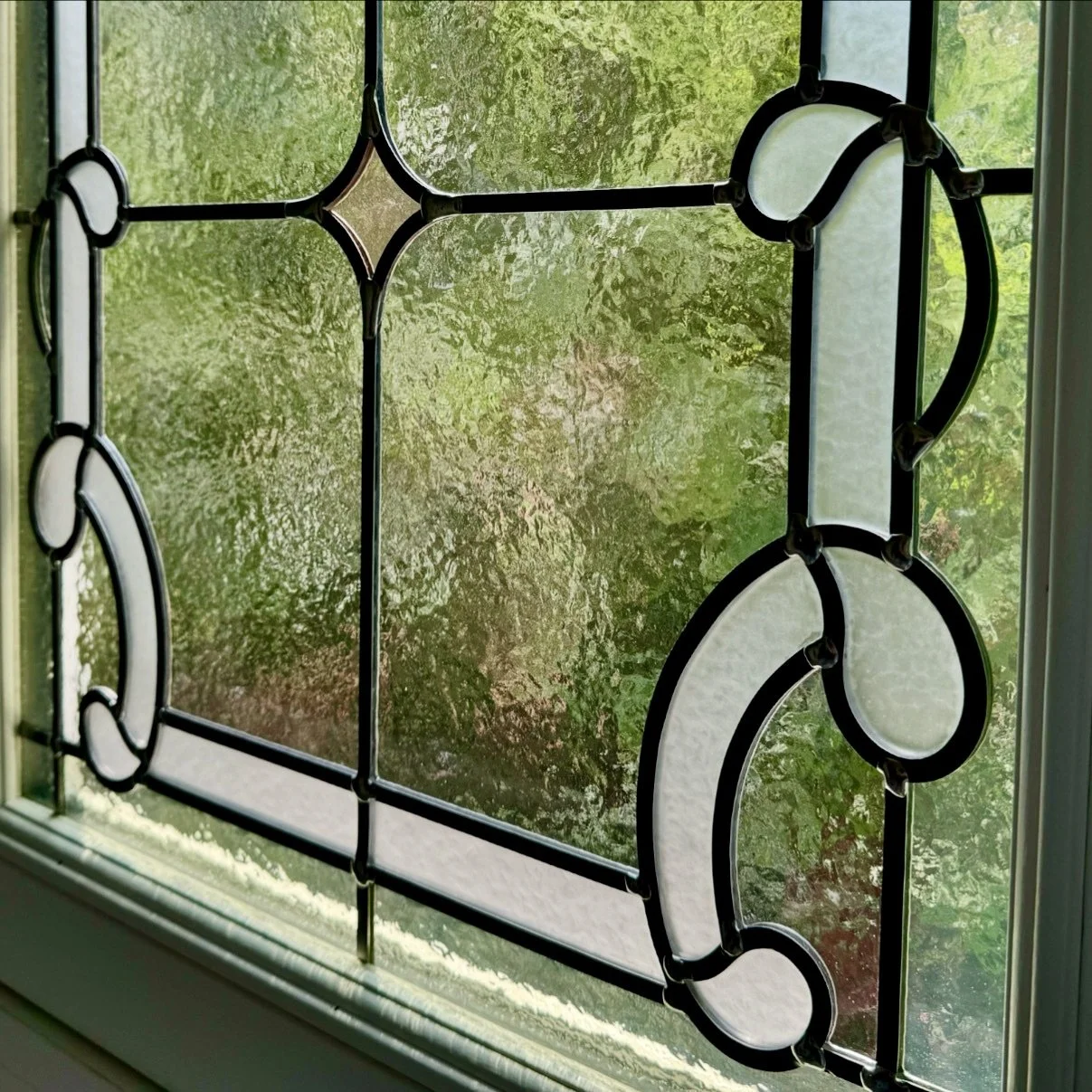 Le vitrail, du Moyen Âge à nos jours : une lumière entre art et histoire