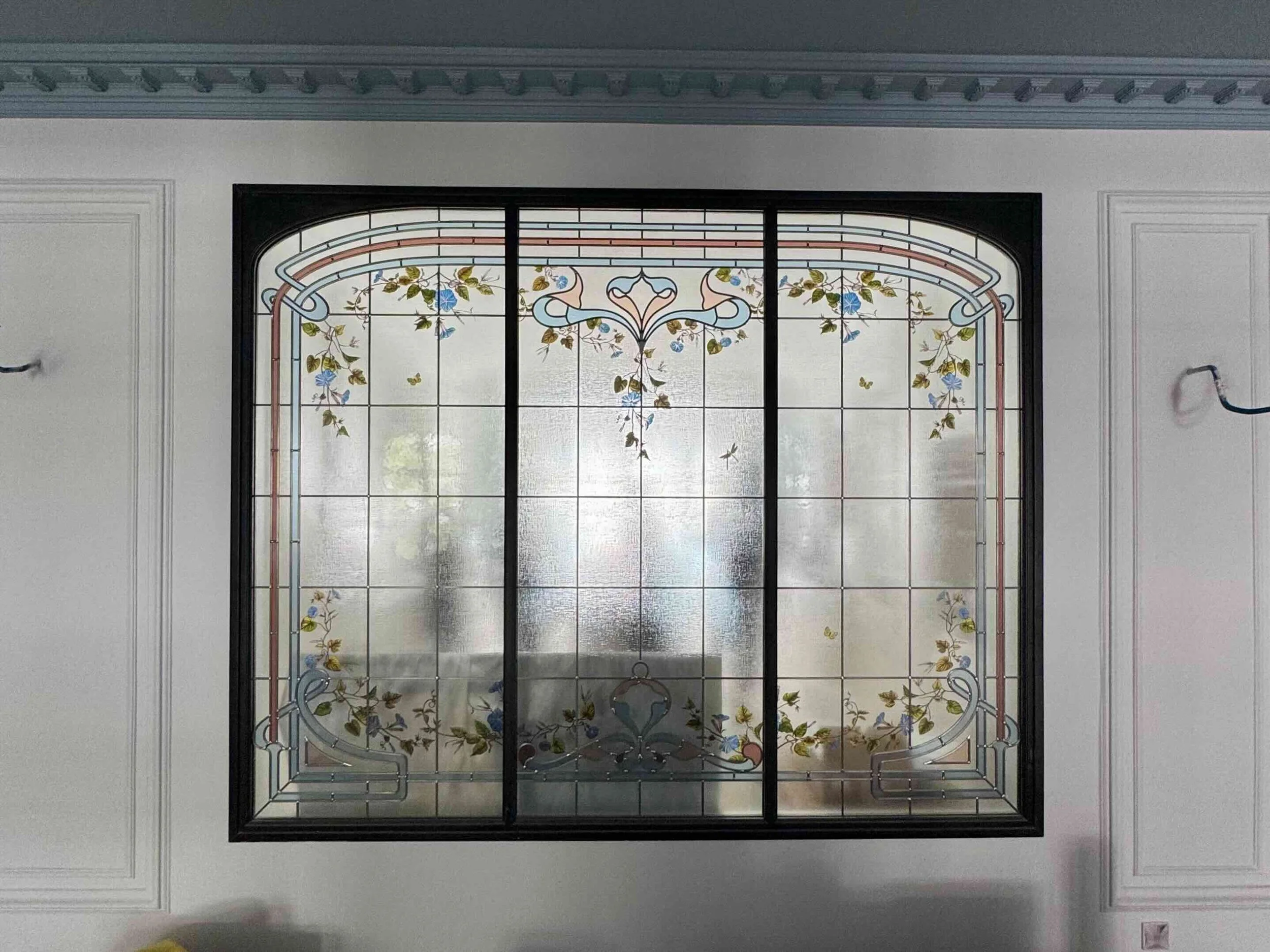 Vitrail art nouveau : éclats de couleurs et motifs naturels dans la décoration intérieure