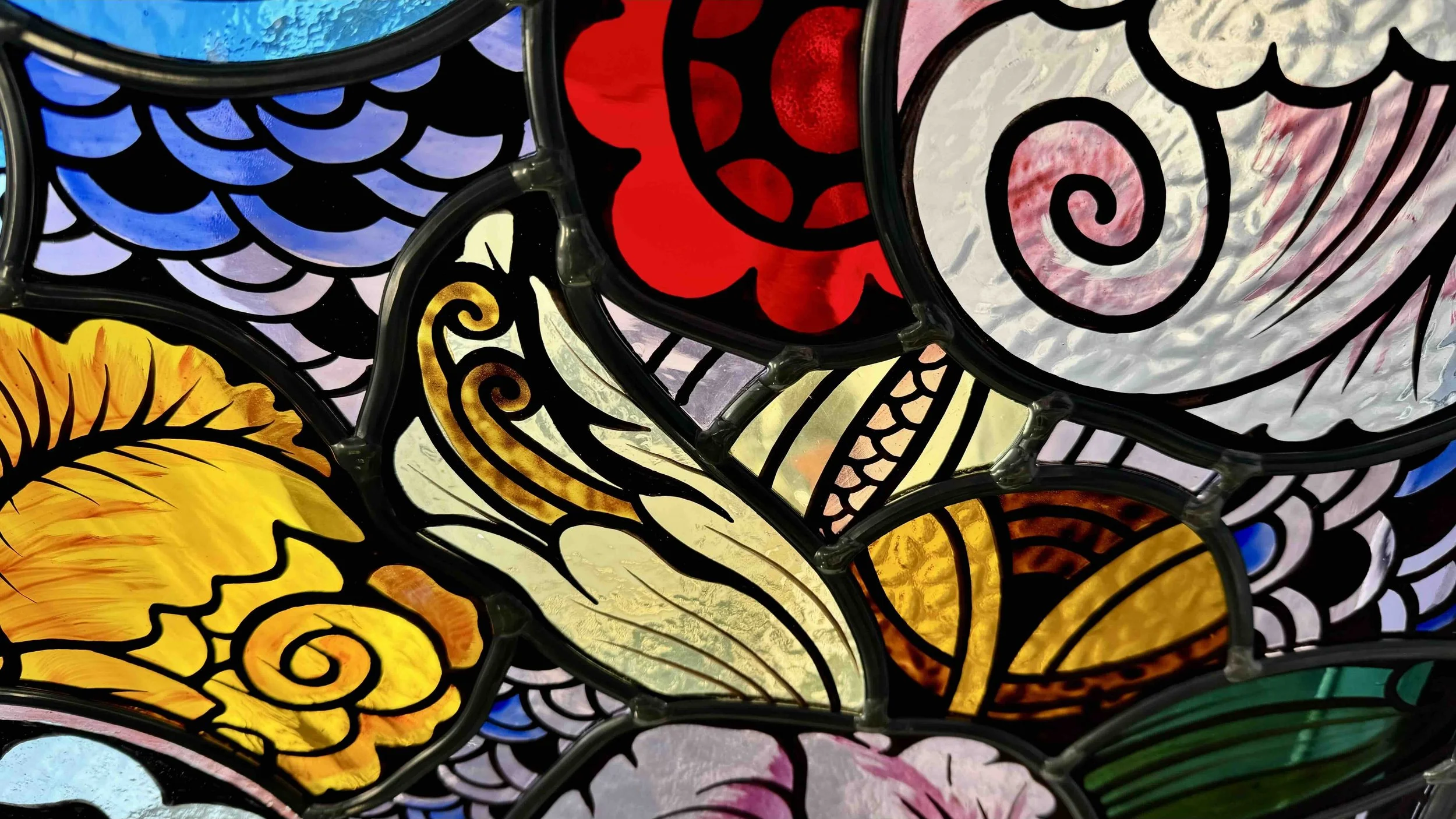 Le vitrail, du Moyen Âge à nos jours : une lumière entre art et histoire