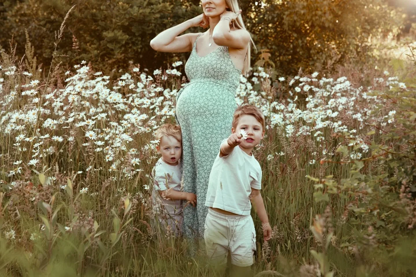 How does one keep up with social media amidst the sweet chaos of summer parenting? Asking for a friend 😬
Jokes aside - I managed to set aside 10 minutes to share this beautiful, beautiful family, hoping that Instagram still loves me enough to show i
