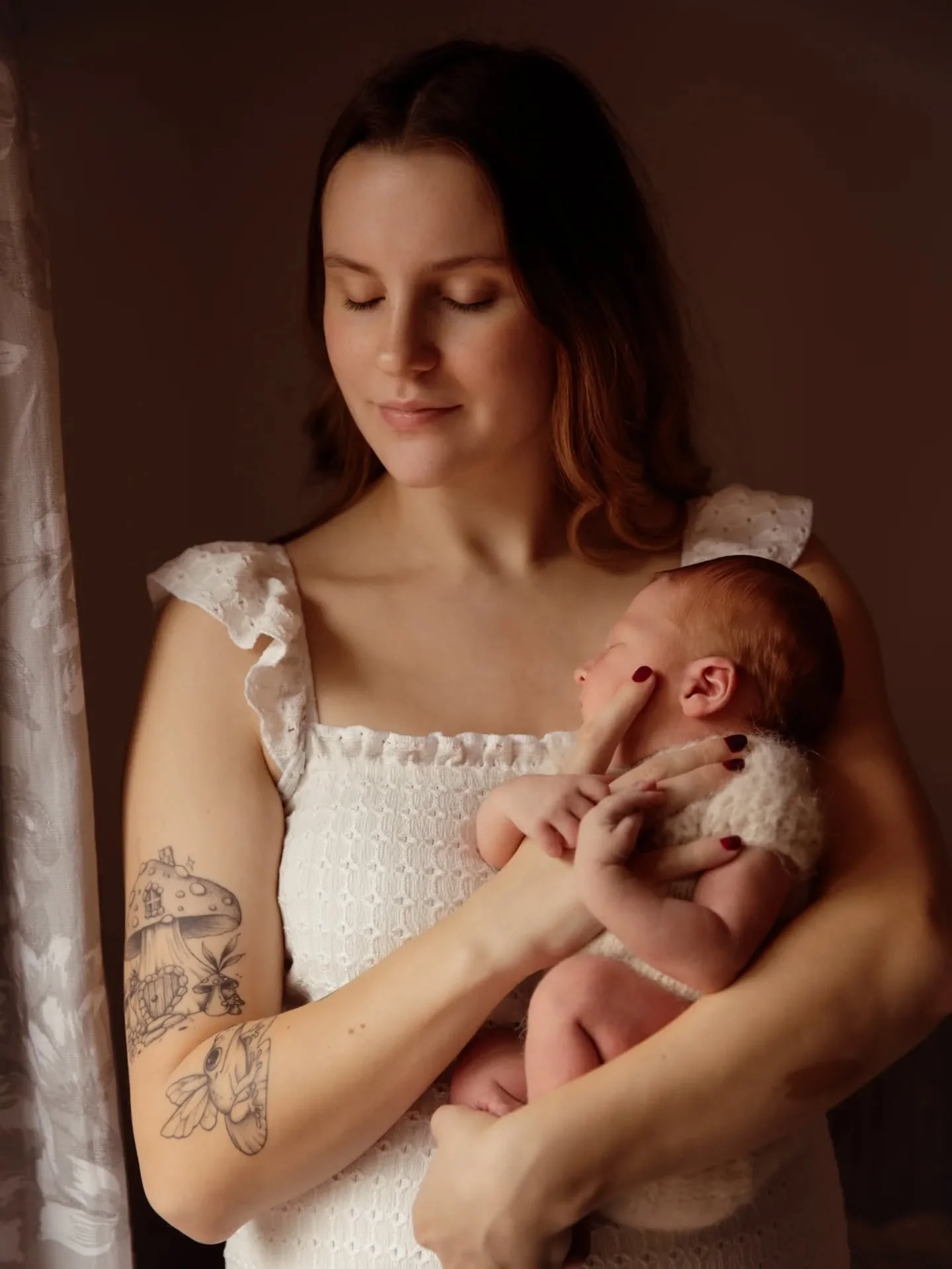 The 7th day of baby R's life looked like this ✨️
I love how chilled newborns are when they're photographed in their own home, without the need to be strapped in a car seat or go even a second without the feeling of mama's warm embrace. I promise you 