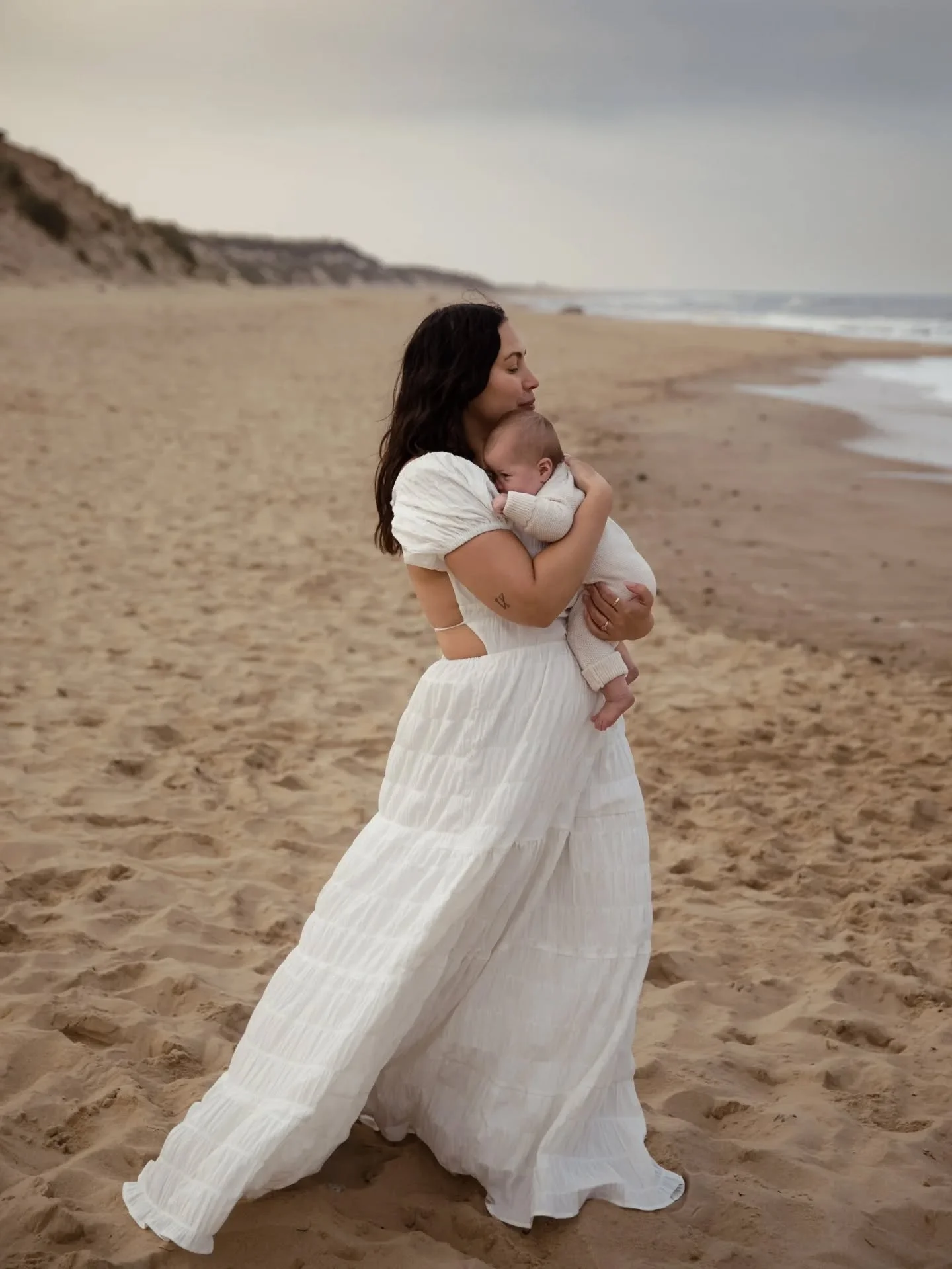 Dreamy cloudy family session by the sea ☁️🌊
Don't be afraid of overcast weather on your shoot. Sunshine is beautiful, but there's something magical about the soft, diffused light of a cloudy day. Roll with it and fall in love with the results 🤍
.
.