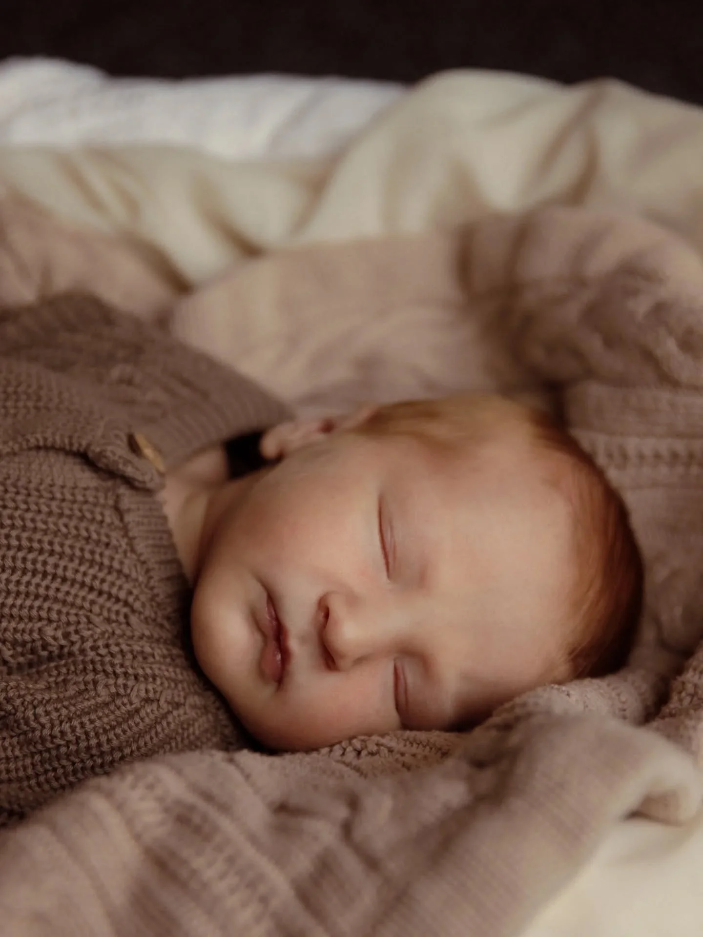 Comfy home shoots are suuuuch a good choice for newborn photographs, and the change in season is making me long for even more cosy sessions like this one 😍🍵🛋🍂
.
Baby R, 7 days earthside 🤍
.
.
Rose Sol Wylder / Maternity, Family and Newborn Photo
