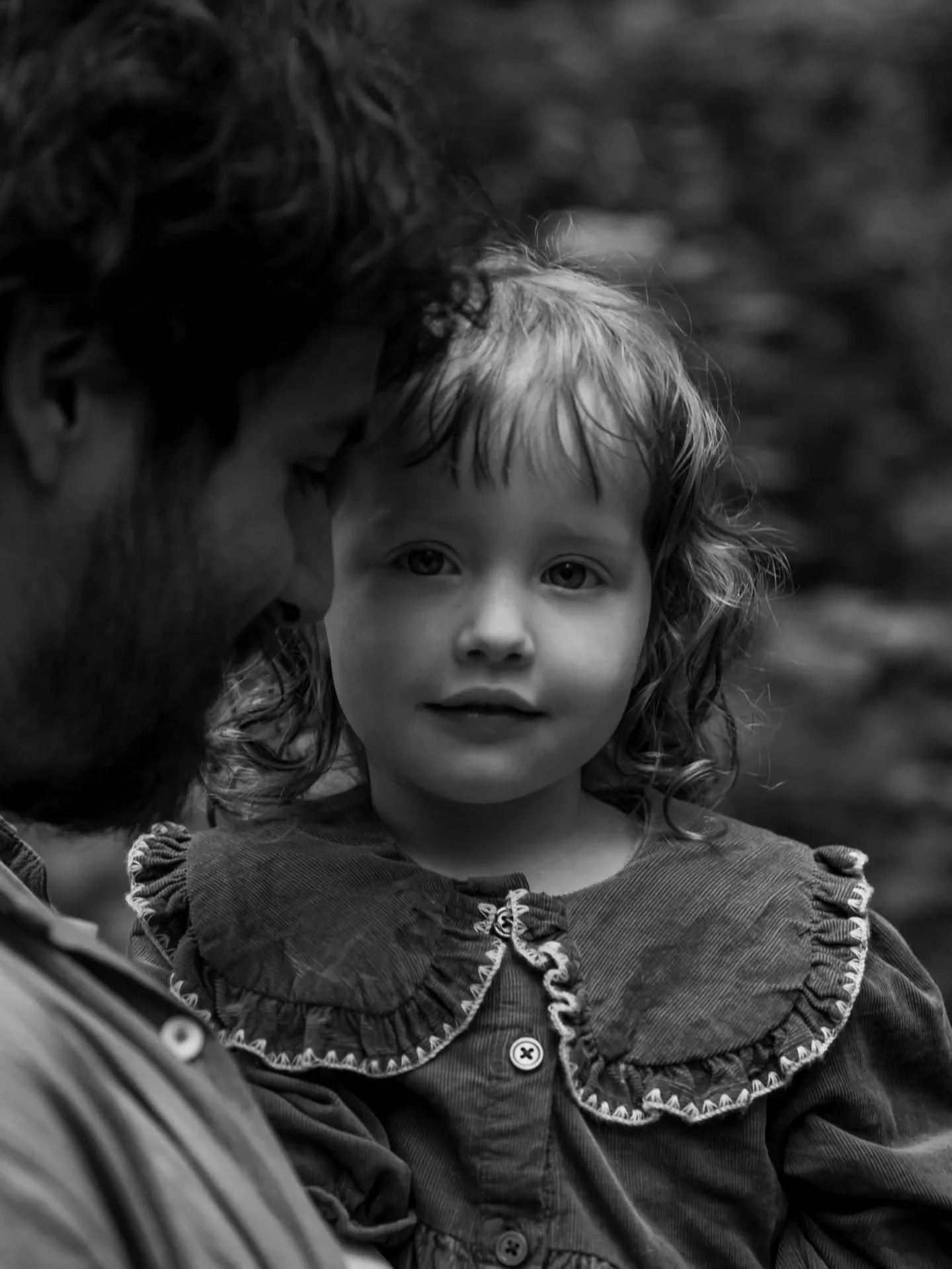 Moody forest sessions 💘
It rained pretty heavily as we sat in our cars by the location, and as soon as it began to slow down (not stop), we ventured into the forest where the trees are tall and the air carries the scent of pine needles.
🌲
.
.
I lov