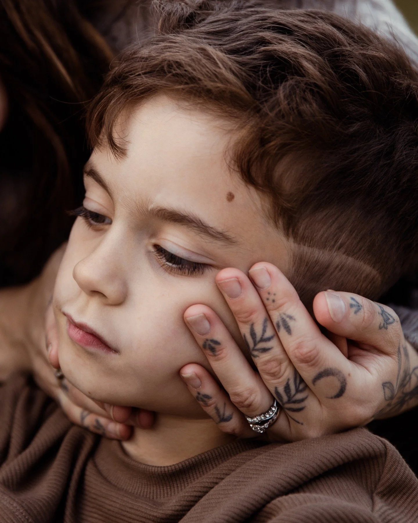Two boys and a cloudy beach 💙☁️🌊📷
I've thoroughly loved photographing this family with two boys of polar opposite personalities. It's the beauty of unposed photography: you capture  souls, not forced smiles ✨️
.
.
Rose Sol Wylder / Maternity and F