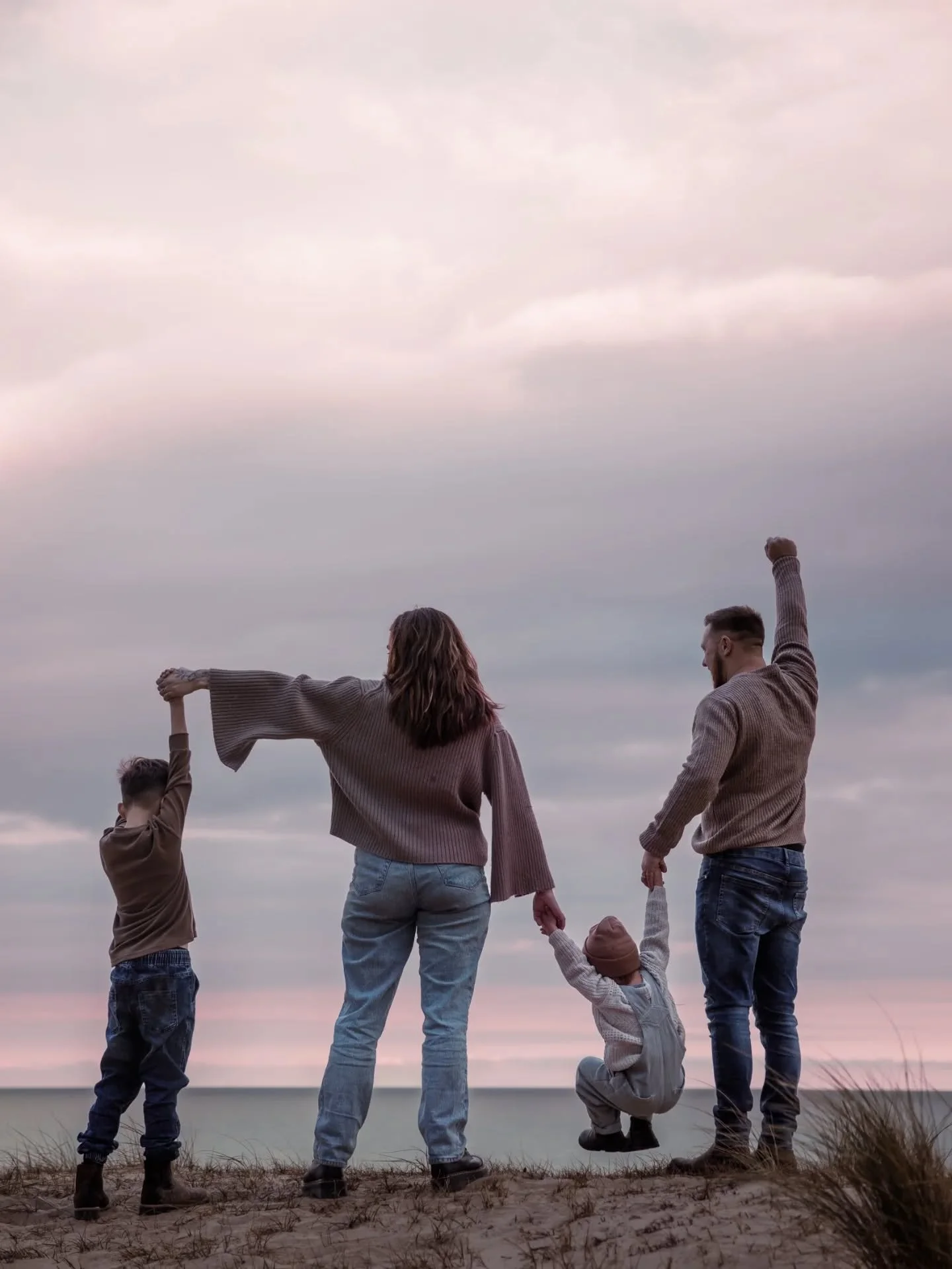 A cloudy afternoon by the seaside. The sky like cotton candy, the light a feathery glow.
The weather doesn't dictate how beautiful your photos turn out. Your openness and connection will ✨️
.
.
Rose Sol Wylder / Maternity and Family Photographer in N