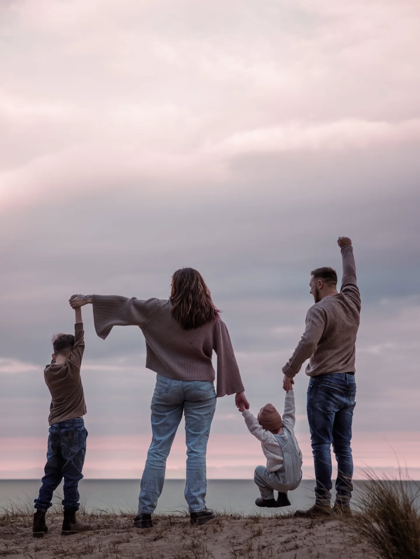 A cloudy afternoon by the seaside. The sky like cotton candy, the light a feathery glow.
The weather doesn't dictate how beautiful your photos turn out. Your openness and connection will ✨️
.
.
Rose Sol Wylder / Maternity and Family Photographer in N