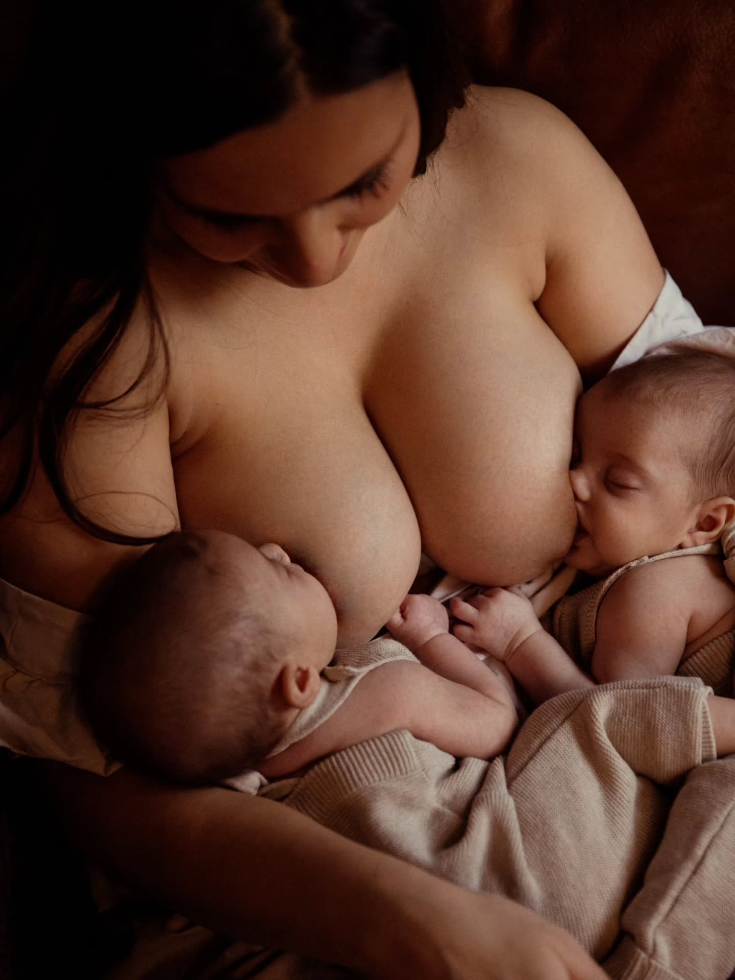 Home shoots will always have my heart. 💘
They're intimacy, warmth, skin, whispers.
You don't need a large or fancy home either, just a decluttered corner by a window where we can let life's gentle chaos safely unfold.
Dont wait until they're older.
