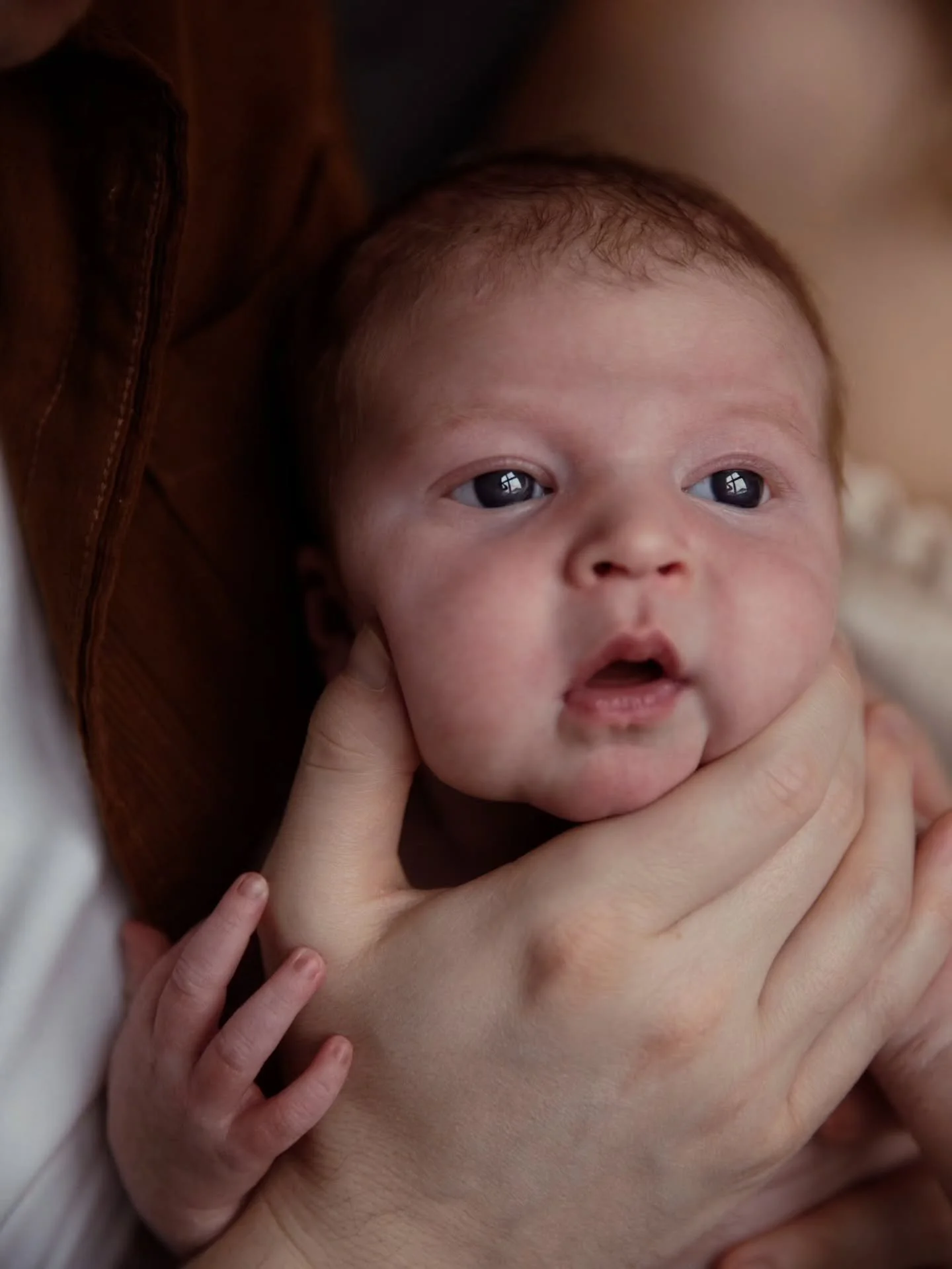 Dreamy home sessions when it's cold out and you're still blissfully wrapped in the newborn bubble ✨
The air is warm, the house is quiet, you can wear a floaty dress in December and nappies and muslins are tucked just out of sight at arm's reach.
This