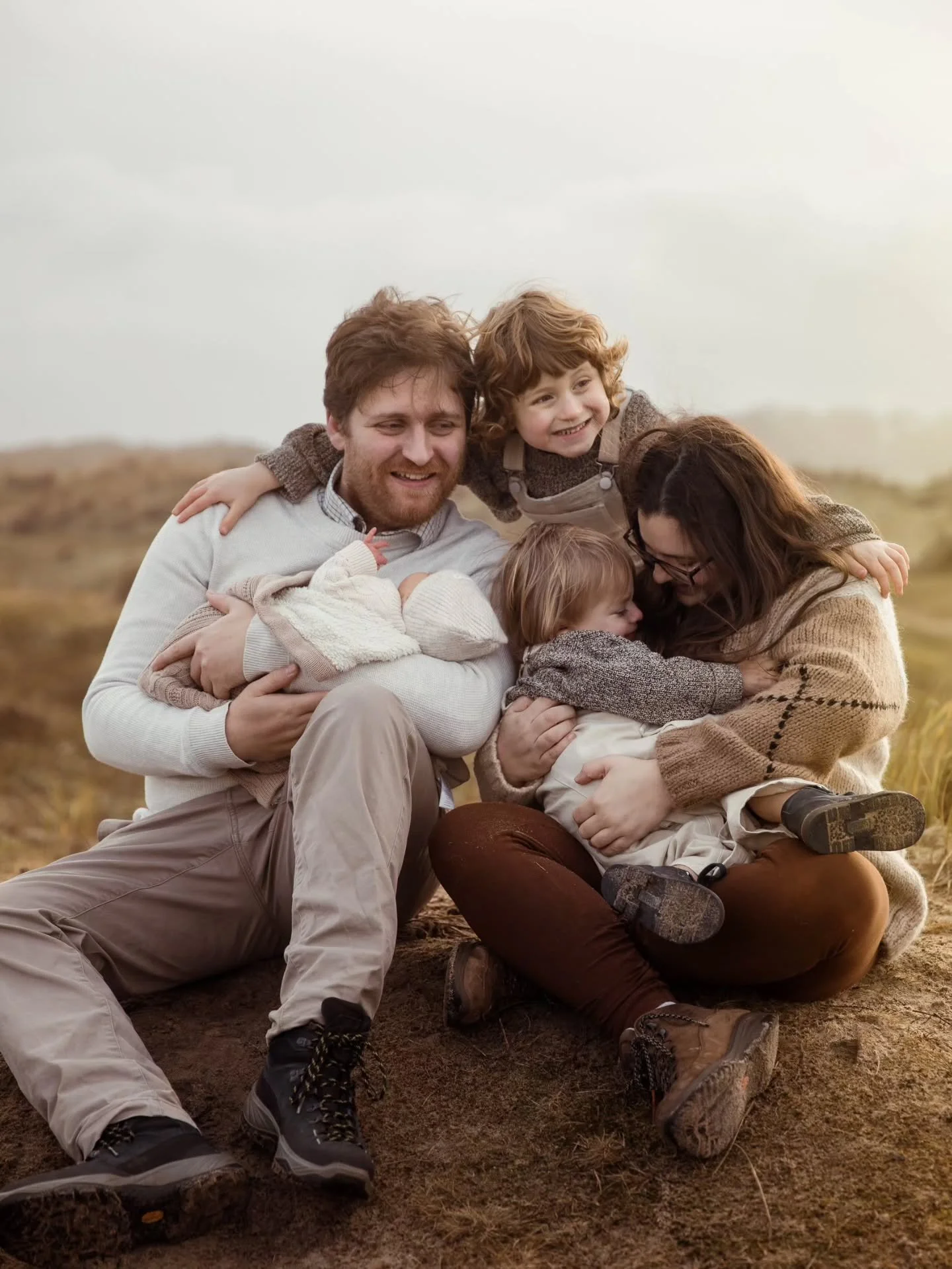 A winter shoot at one of my favourite beaches with Sophie and her beautiful family of 5 ✨ 
An afternoon filled with lots of exploring, running, jumping and playful little boys. My cup of tea!
I LOVE outdoor shoots in cooler weather. Styling is much m