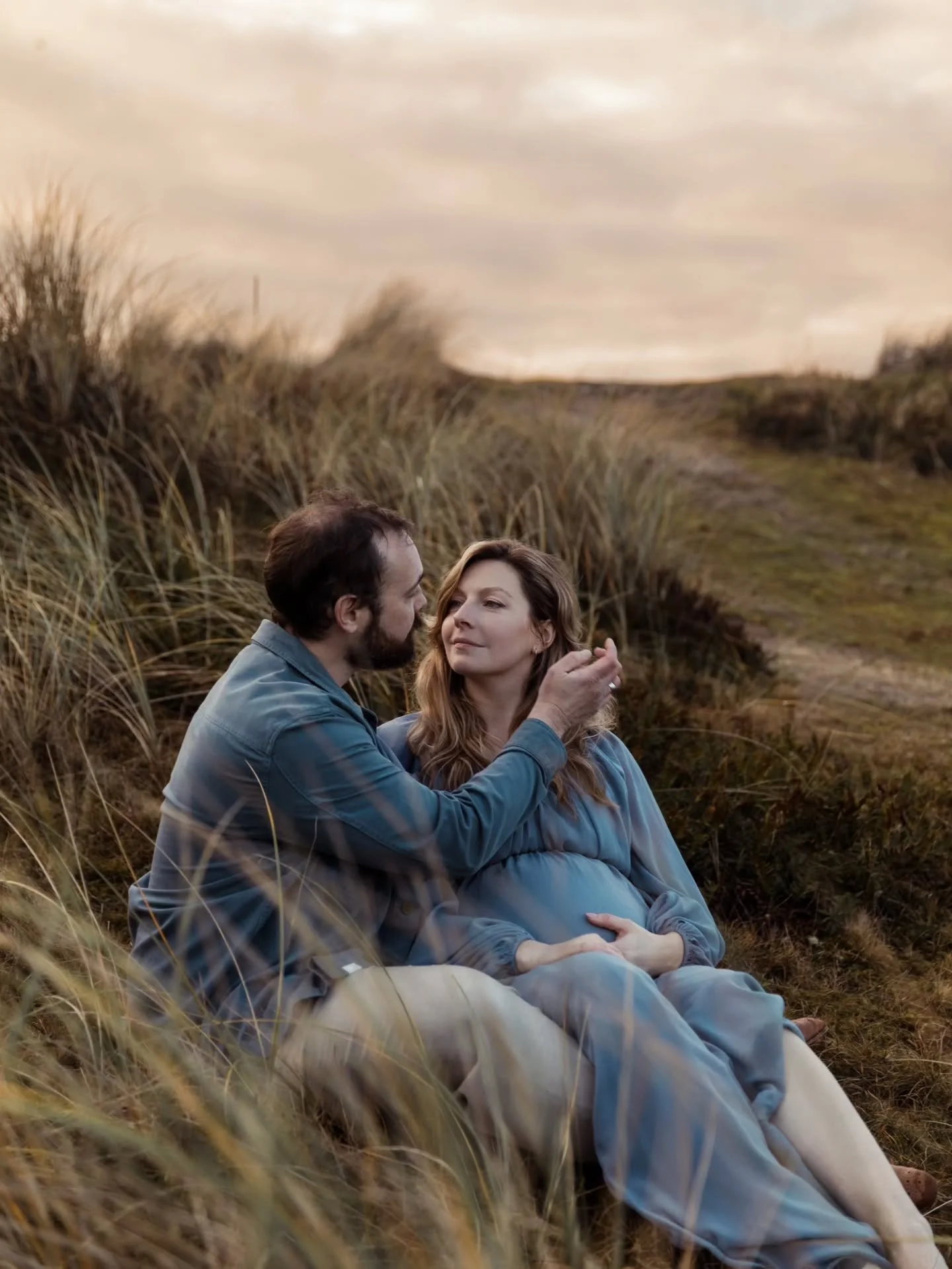 Winter light, the sound of the sea, and two people waiting for the moment their world grows by one.
Maternity sessions at the beach have my heart 🤍
How gorgeous is this lady, and would you believe these were shot in January?!
.
.
Rose Sol Wylder / M