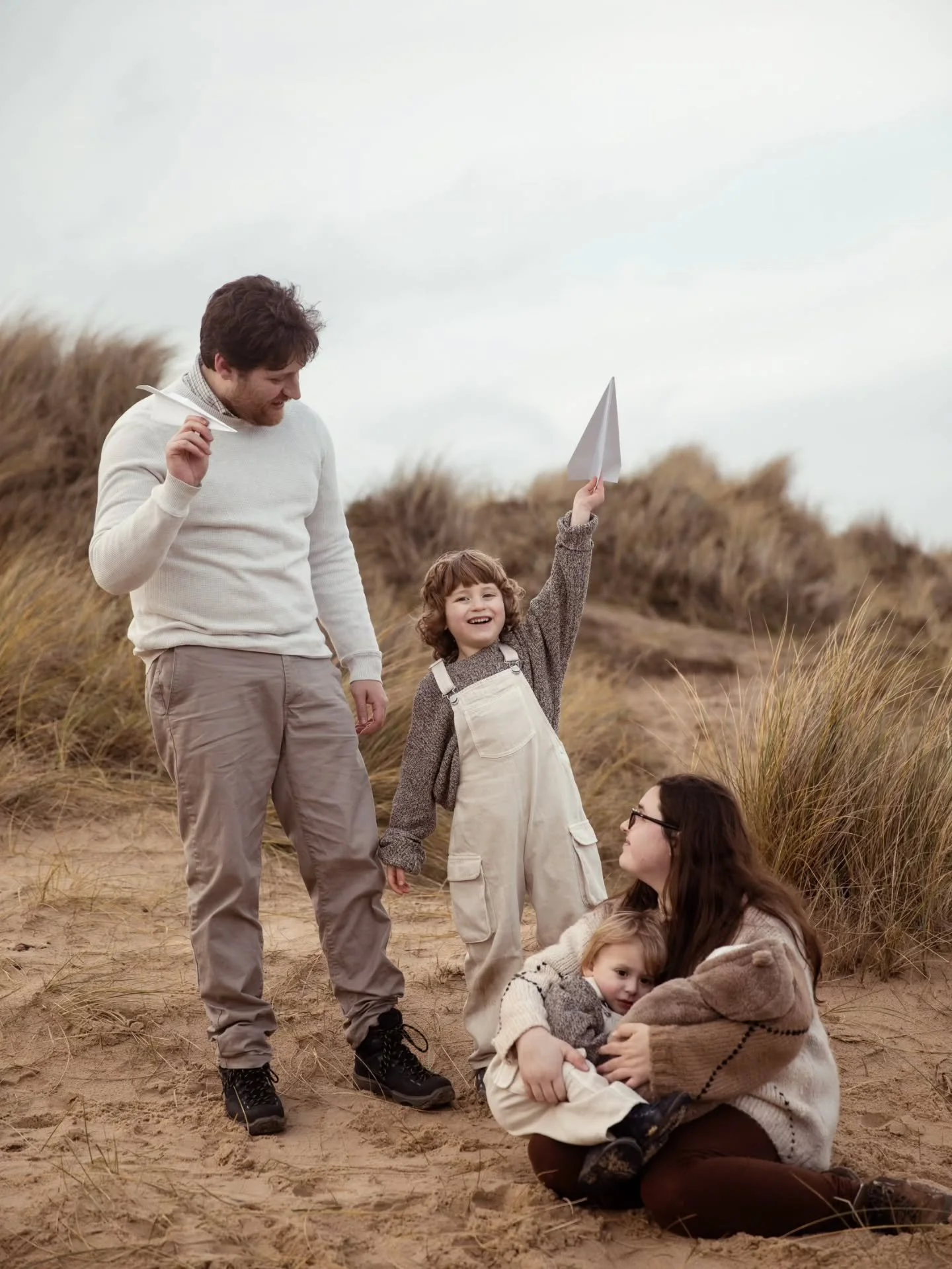 Winter beach shoots will always have my heart 💘
But now I'm excited for the warmer season and for more golden sunsets, floaty dresses, wave jumping and barefoot freedom 🌞
My spring calendar is looking very busy already, so if you're thinking of a b