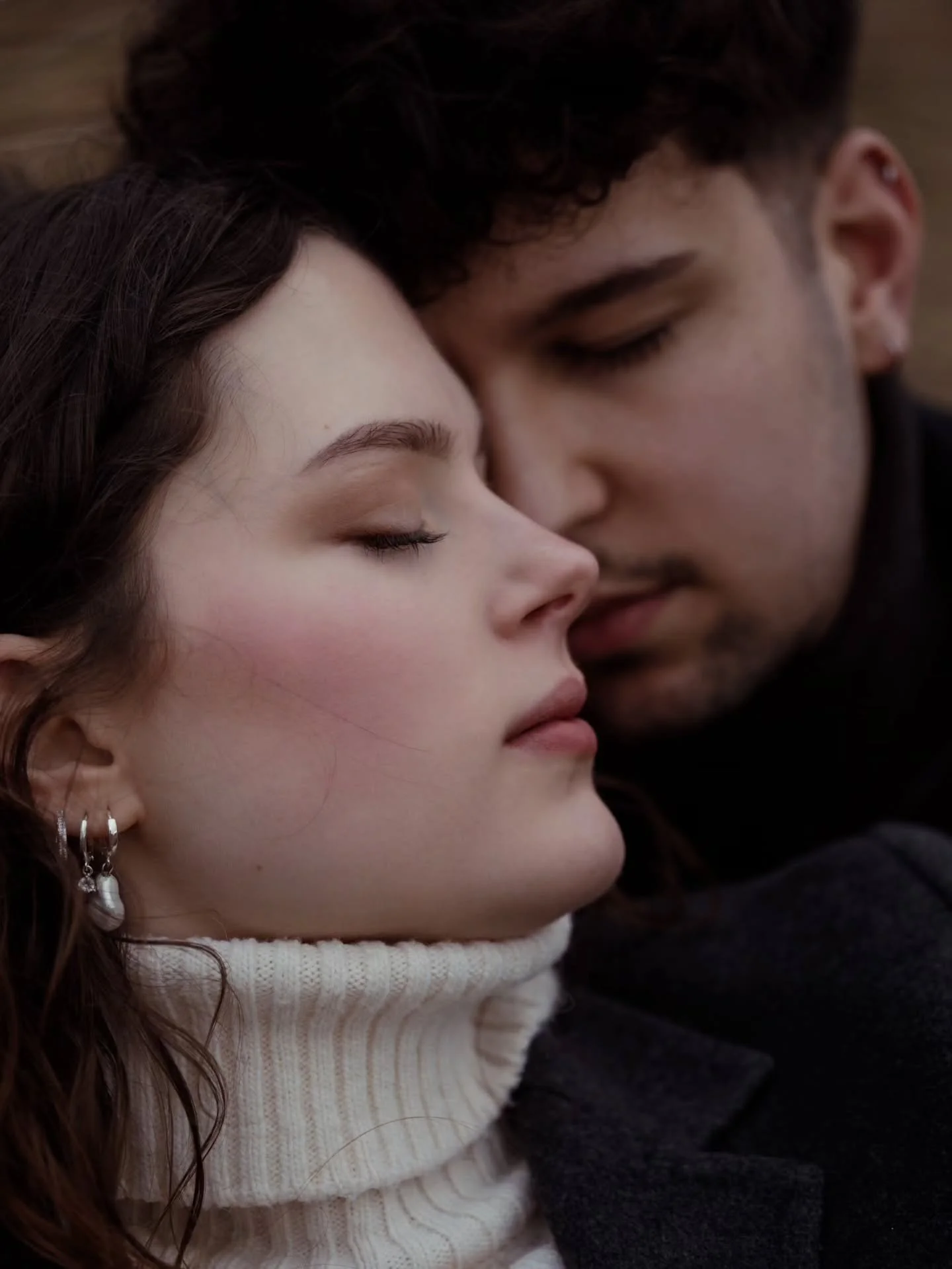 I recently opened my sessions to couples, and OH MY GOD. 🔥
The romance, the yearning, the connection.
Hats off to my stunning couple, Grace and James, for trusting my vision and being so incredibly great at transforming my mood board into a beautifu