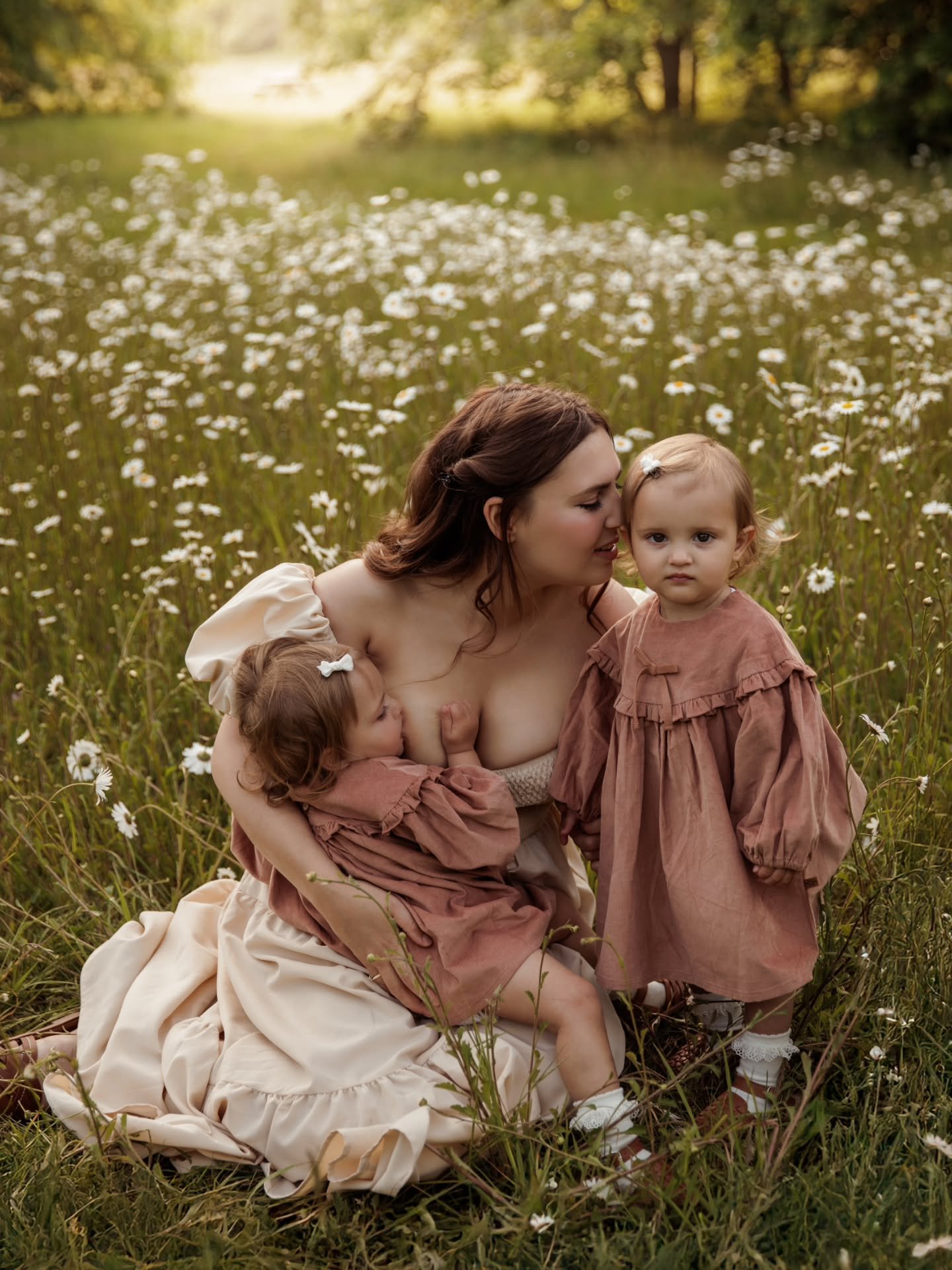 An evening amongst the daisies and the buttercups. 🌼✨
A spontaneous session full of movement, chasing ladybirds and dancing by the warm light of the setting sun.
I've had the pleasure of photographing this beautiful family twice so far. It gets bett