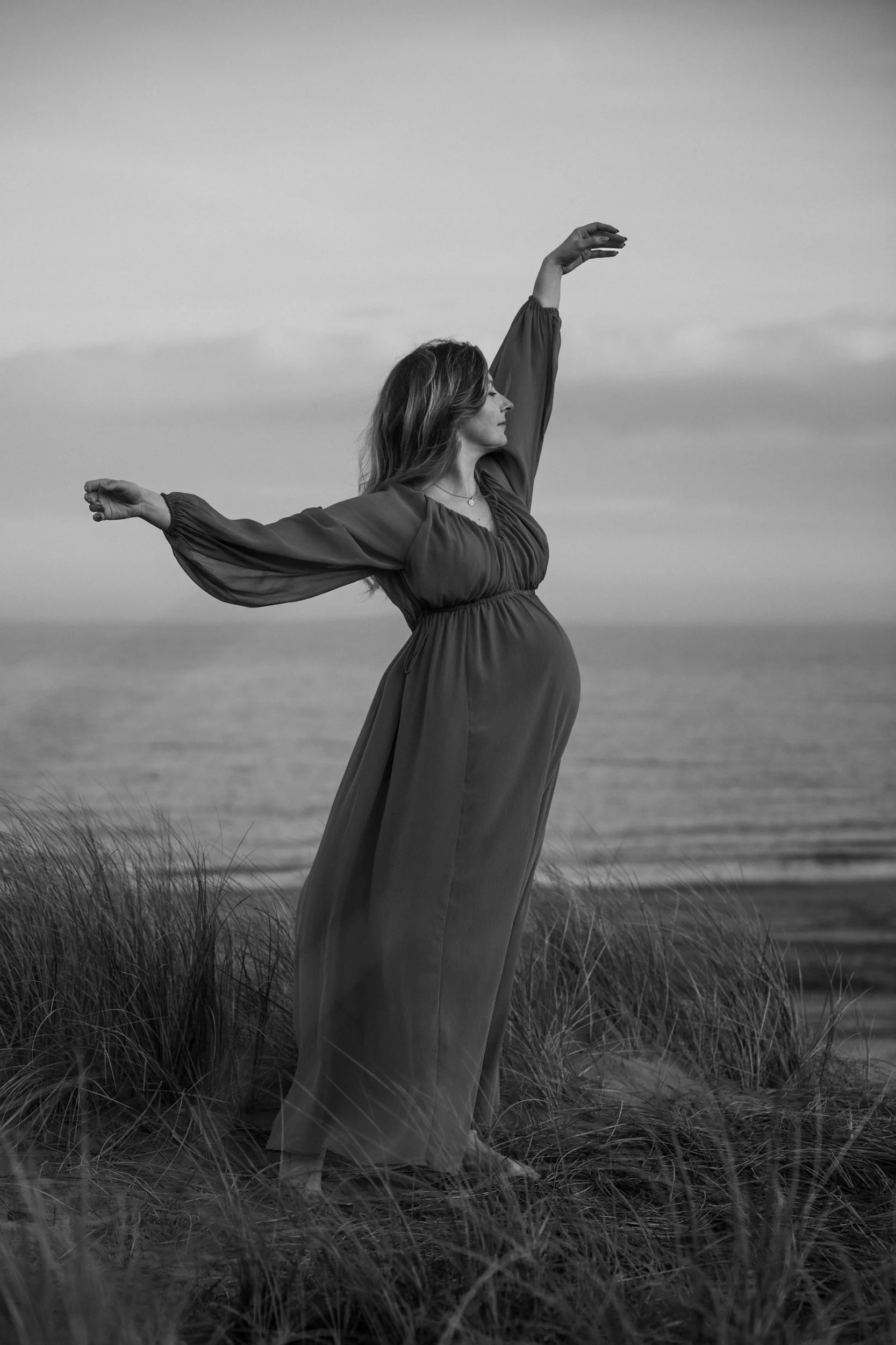 Norwich maternity photographer captures pregnant woman on the norfolk coast