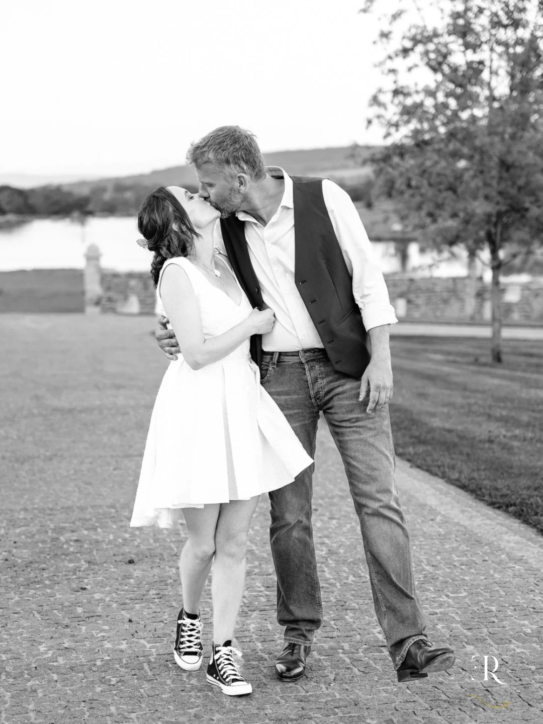 Quand je vous disais que la simplicit&eacute; c&rsquo;&eacute;tait parfois la cl&eacute; qui ouvre toutes les portes! 

Pour ce jour, pas de mariage princier.

Deux bagues, 
Une robe,
Des converses,
Des potes,
Et de quoi bien manger. 

&Ccedil;a a su