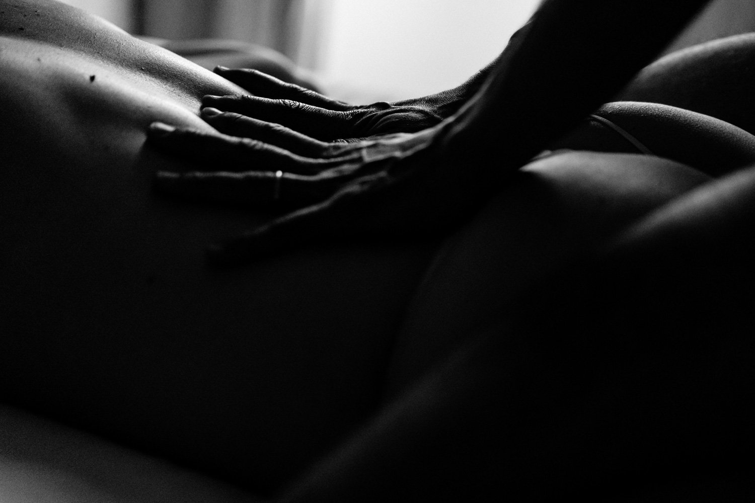 Massage du dos en noir et blanc.