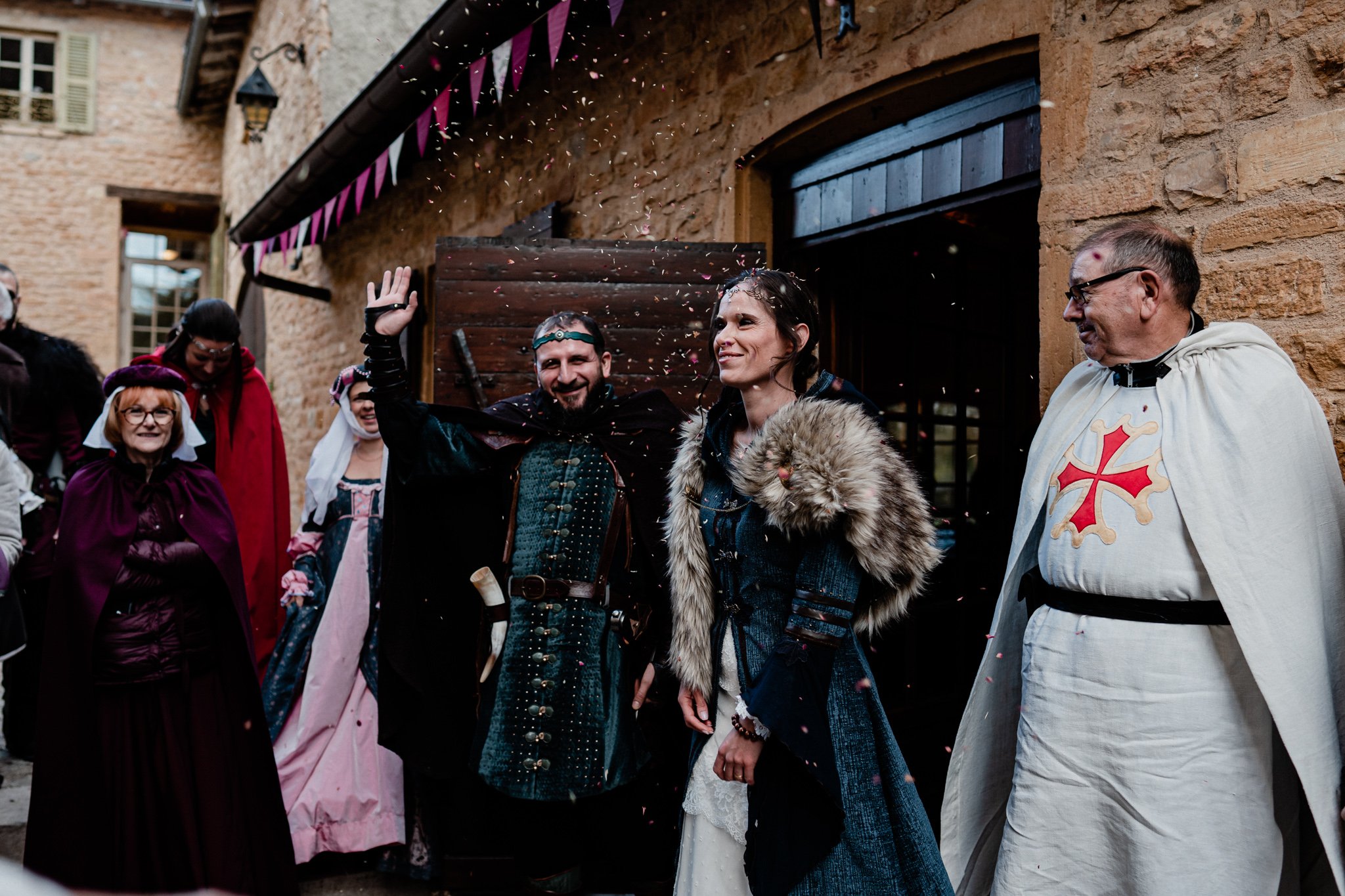 Groupe de personnes en costumes médiévaux lors d'un événement festif à l'extérieur.