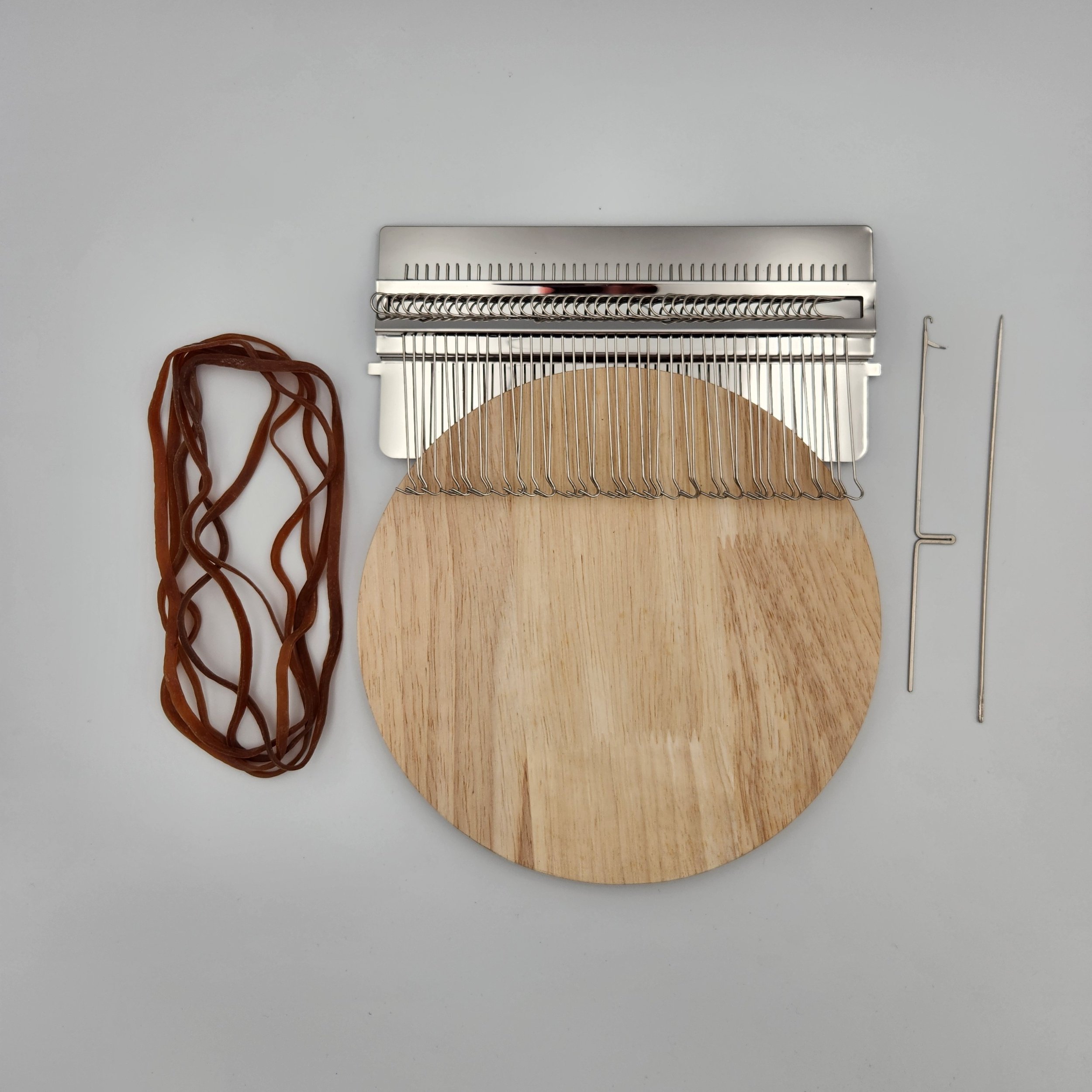 Single 42-pin darning loom.