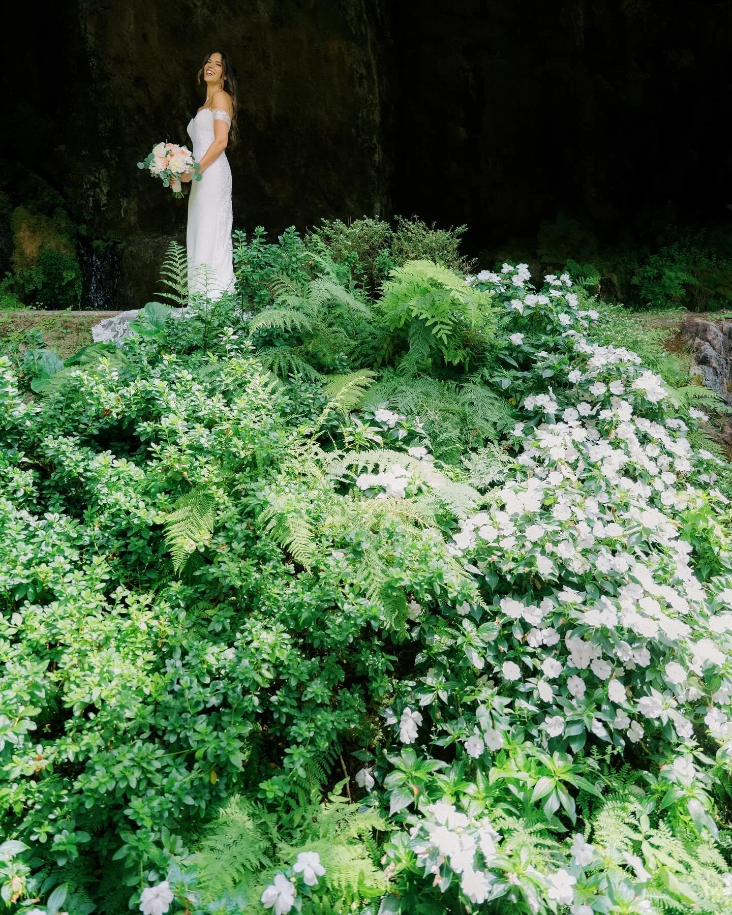 @valedacorgaeventos gave us the dreamiest spot to get ready. 

The bride looked incredible in her @pronovias dress &mdash; seriously, jaw-dropping. @filipacerqueiramakeup and @telmaalmeidacabeleireiro worked there magic with the makeup and Hair, and 