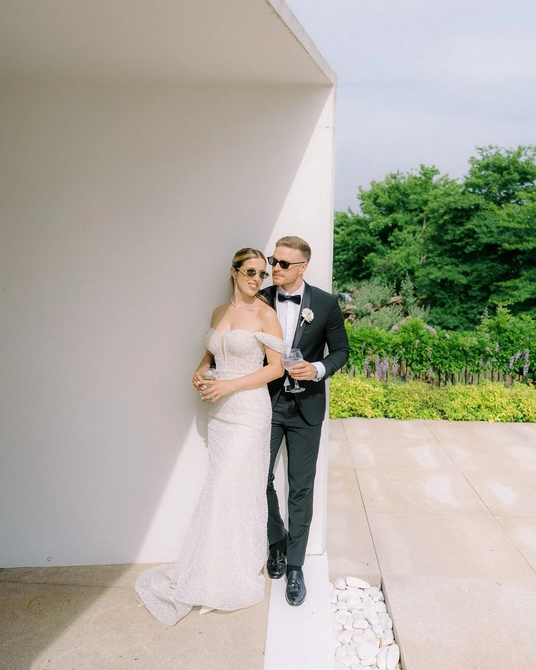 Carina &amp; Z&eacute; 
 A relaxed and beautiful day at the stunning @palaciodaigrejavelhaoficial filled with love, laughter, and those little moments that make a wedding unforgettable.

From the laid-back morning vibes to the epic sunset party with 