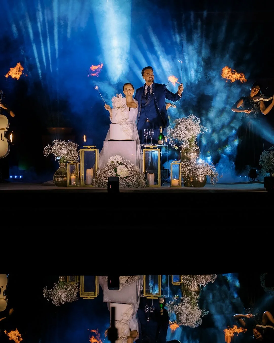 What a night! Anthony and Kelly&rsquo;s cake cutting ceremony turned into a full-blown celebration... Sparkles in the air, music by the incredible @ricardopereiraband, and the most stunning setup by @valedacorgaeventos .

#weddinginspiration 
#weddin