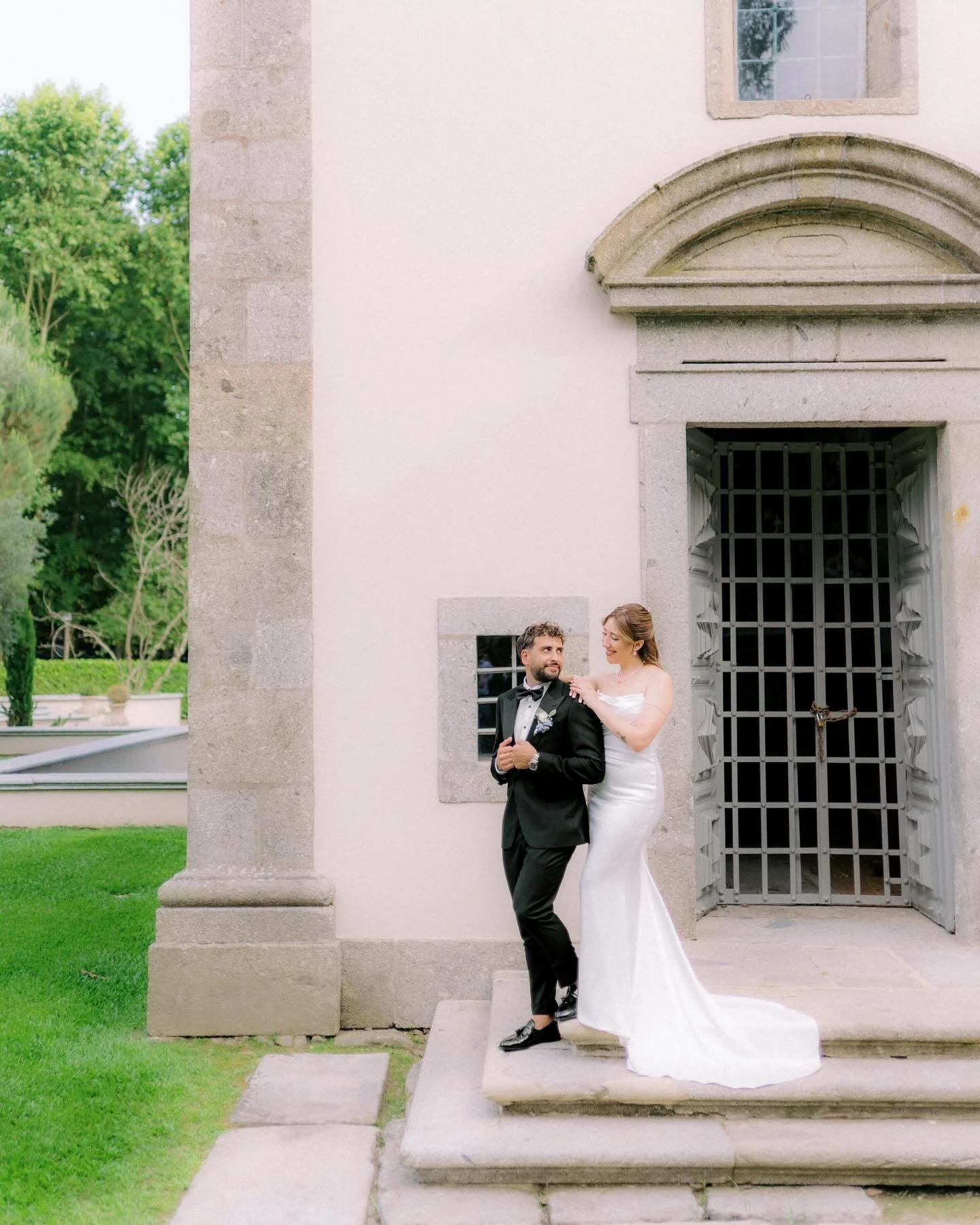 Vanessa &amp; Marcos said &ldquo;I do&rdquo; at the stunning @solardalevada_lagodoscisnes , surrounded by nature, history, and their loved ones.
They came from Switzerland to celebrate love in the land of their roots &mdash; and what a celebration it