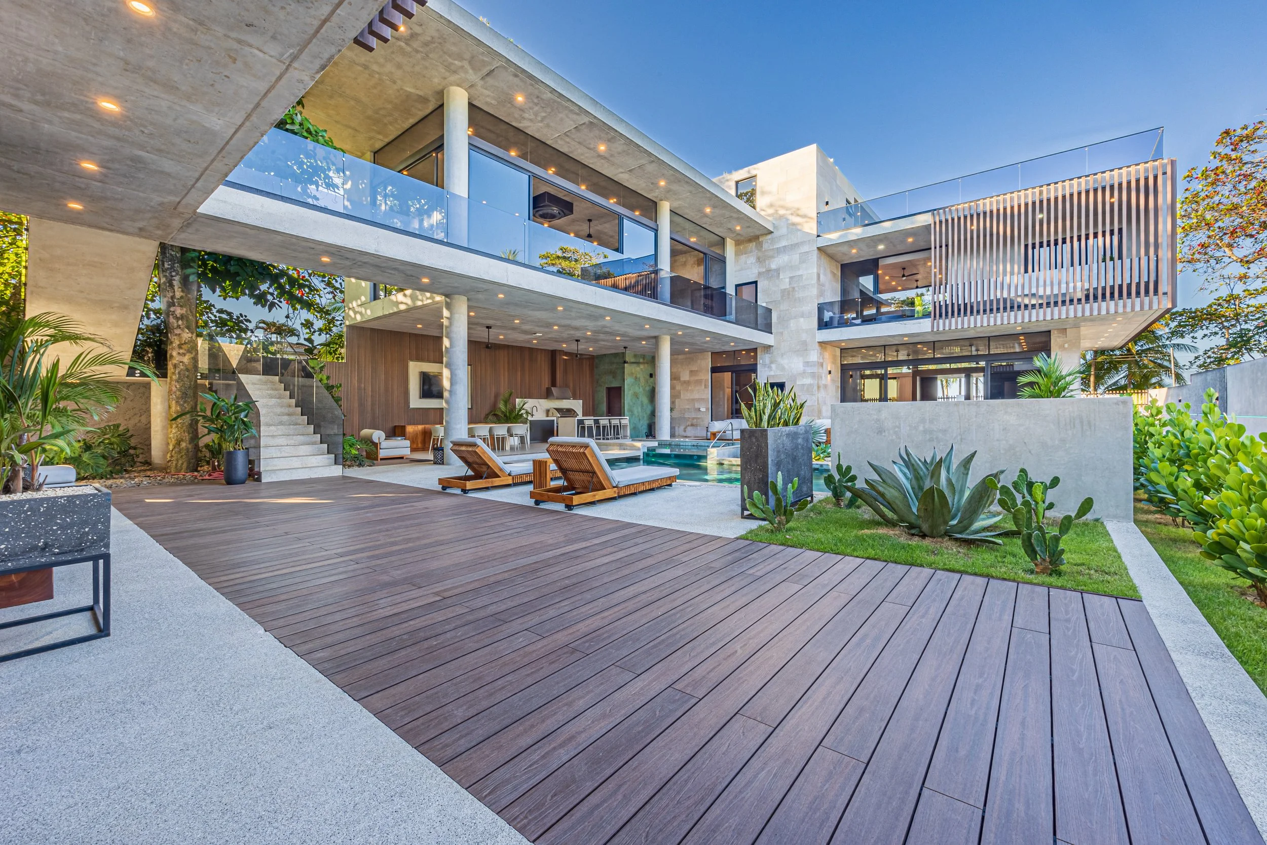 Deck WPC en Costa Rica | Sin Mantenimiento + Precio por m²