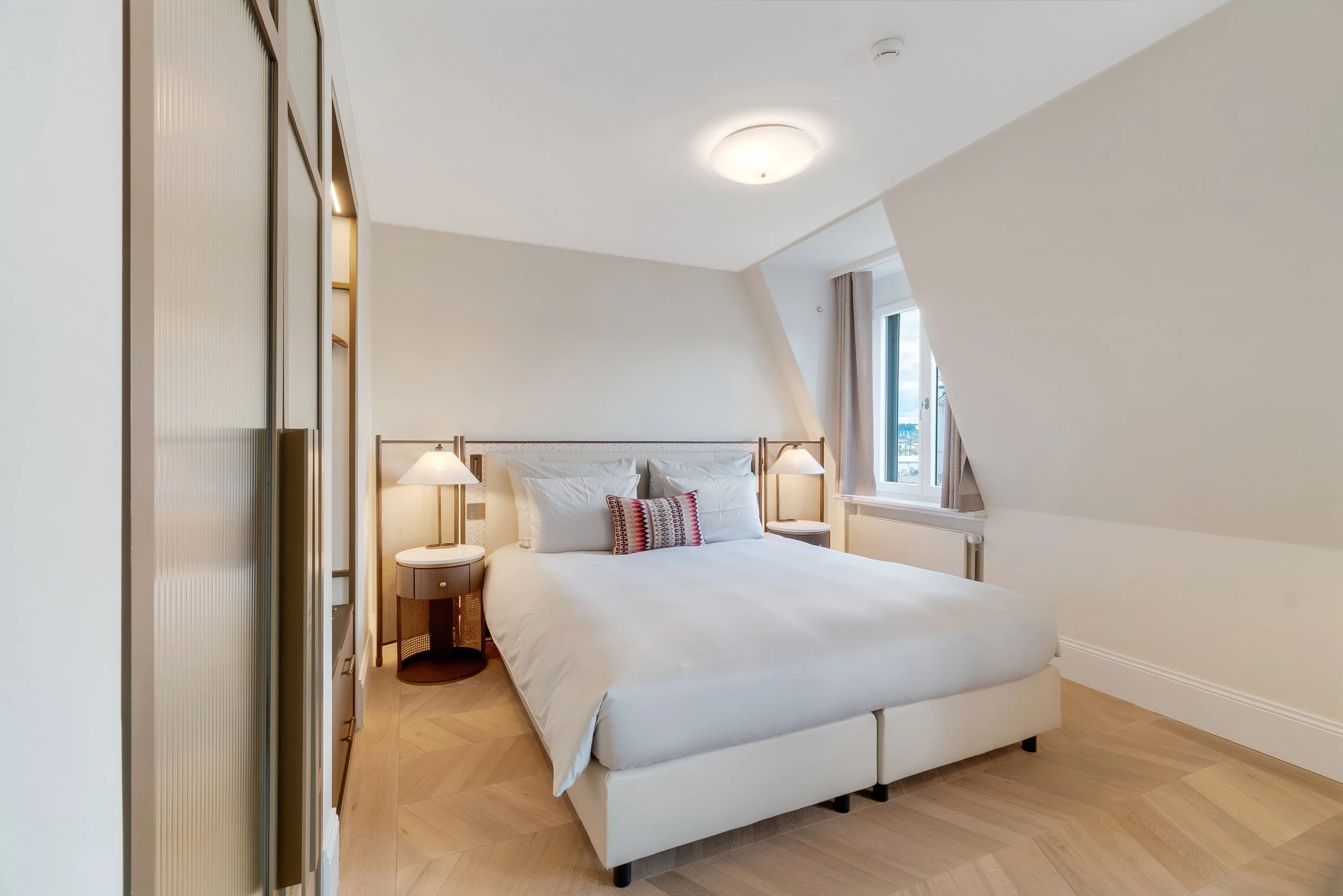 Ambassador Hotel_Junior-Suite 62_Bett_KramerCreatives_13052026.jpg