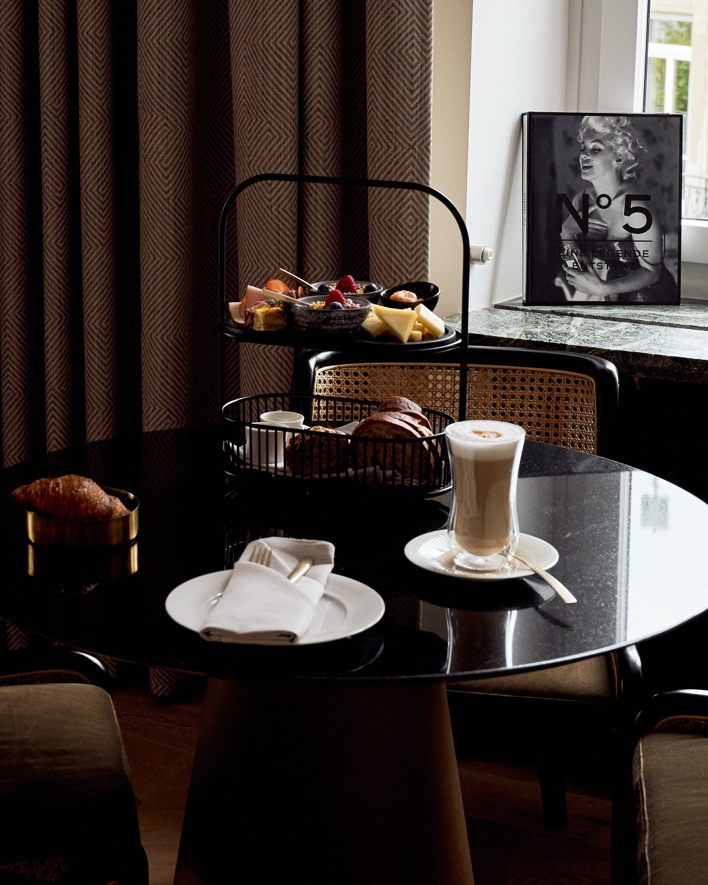 We ❤️ breakfast in Zurich.

Fr&uuml;hst&uuml;ck? Yes, please.
Bei uns beginnt der Tag stilvoll &ndash; mit frischem Kaffee, knusprigen Croissants, fruchtigen Highlights und ganz viel Ruhe. So schmeckt Z&uuml;rich am besten. @silkzurich 
📷 @brigittea