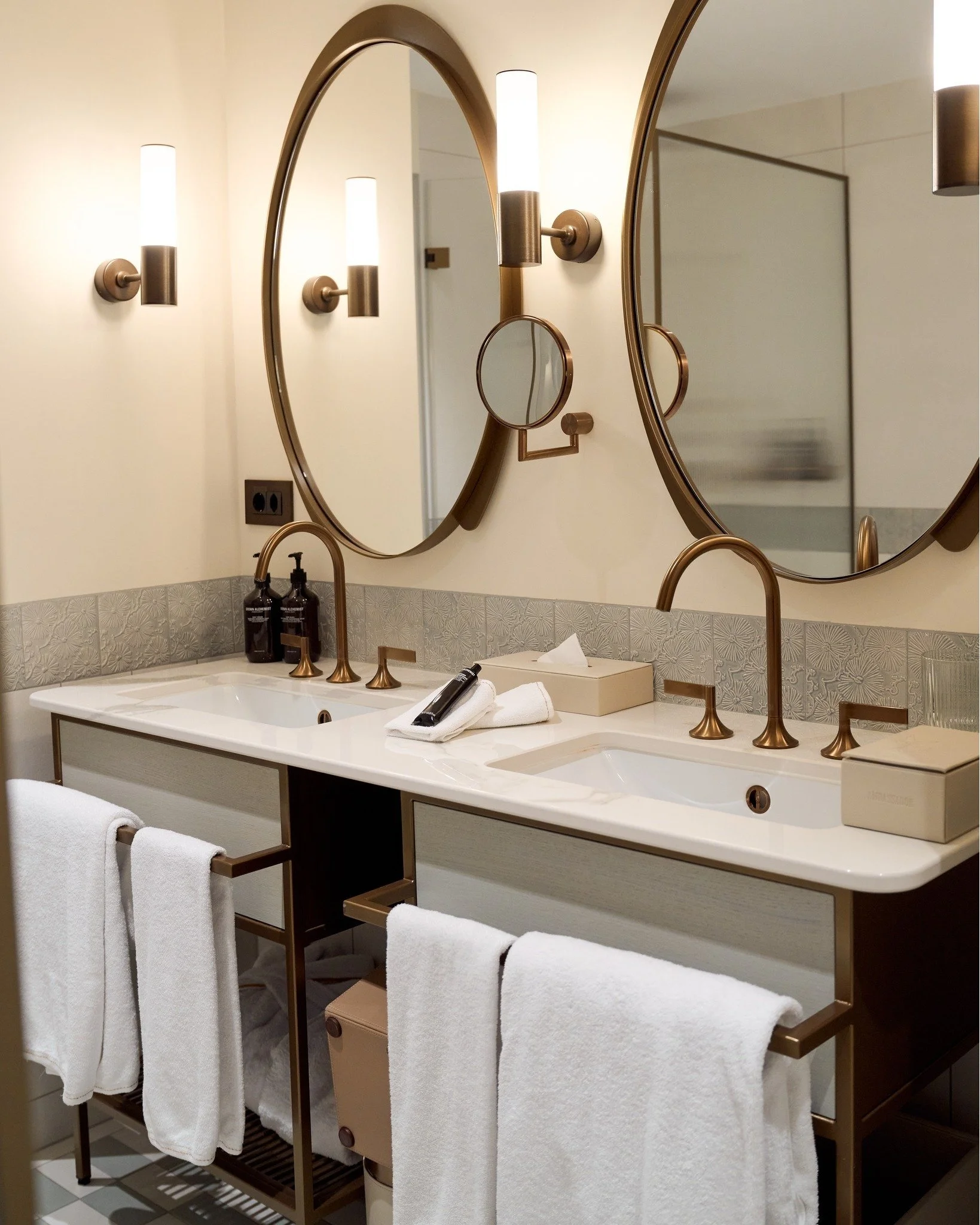 Step into timeless elegance &mdash; a bathroom designed for pure relaxation and refined comfort. 🛁✨

#AmbassadorHotelZurich #ZurichHotels #LuxuryStay #SwissElegance #DesignDetails #TravelSwitzerland #InLoveWithSwitzerland #VisitZurich #MySwitzerland