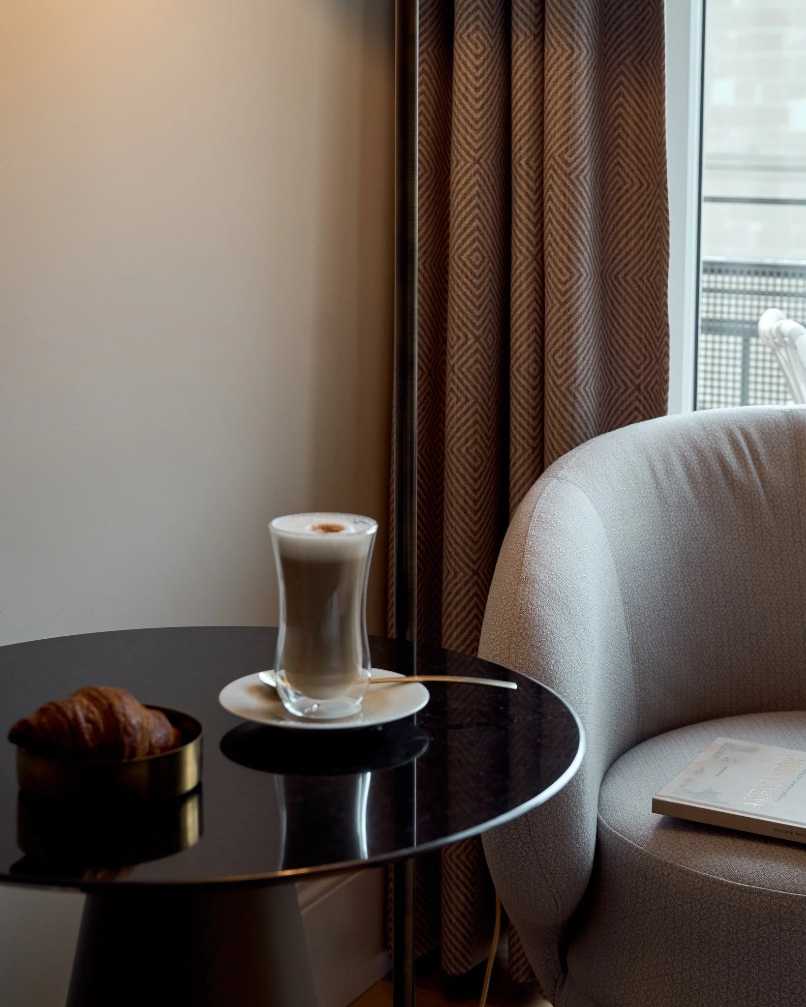 Start your day with a coffee and a freshly baked croissant 
in the comfort of your room. 🥐☕💫

#AmbassadorHotel #LuxuryStay #HotelLife #MorningDelight #RoomService #ZurichHotels #TravelInStyle #RelaxAndUnwind #BreakfastInBed #ExploreZurich #CityEsca
