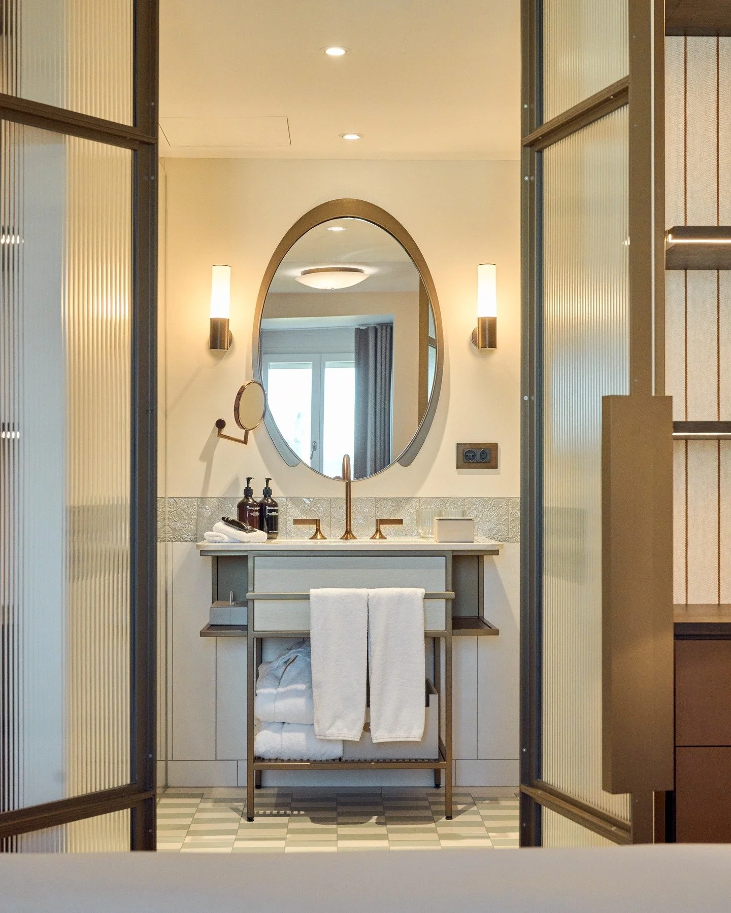 Fall vibes, cozy moments.
Step into calm, indulge in little luxuries, and let the season&rsquo;s serenity embrace you.

#ambassadorhotelzurich #ambassador #fallmood #luxuryescape #grownalchemist #bathroom #hotelstay #zurichlife #hotel #boutiquehotel 