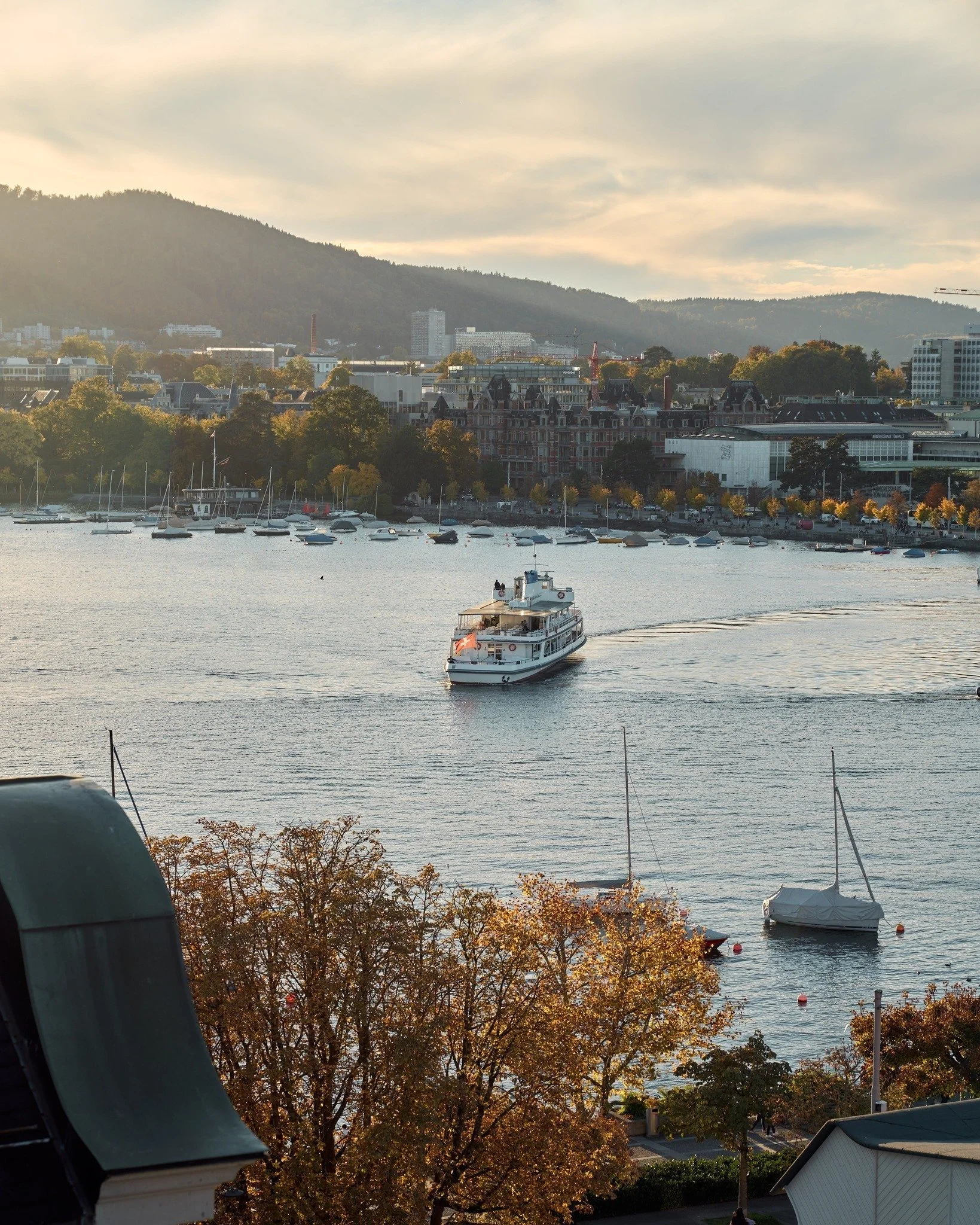 Live the city&rsquo;s seasonal magic, whatever the time of year.🍁

#AmbassadorHotel #AmbassadorZ&uuml;rich #Z&uuml;richHotels #HotelZ&uuml;rich #CityEscapeZ&uuml;rich #Z&uuml;richLifestyle #VisitZ&uuml;rich #Z&uuml;rich #UrbanRetreat #CityStay #Trav