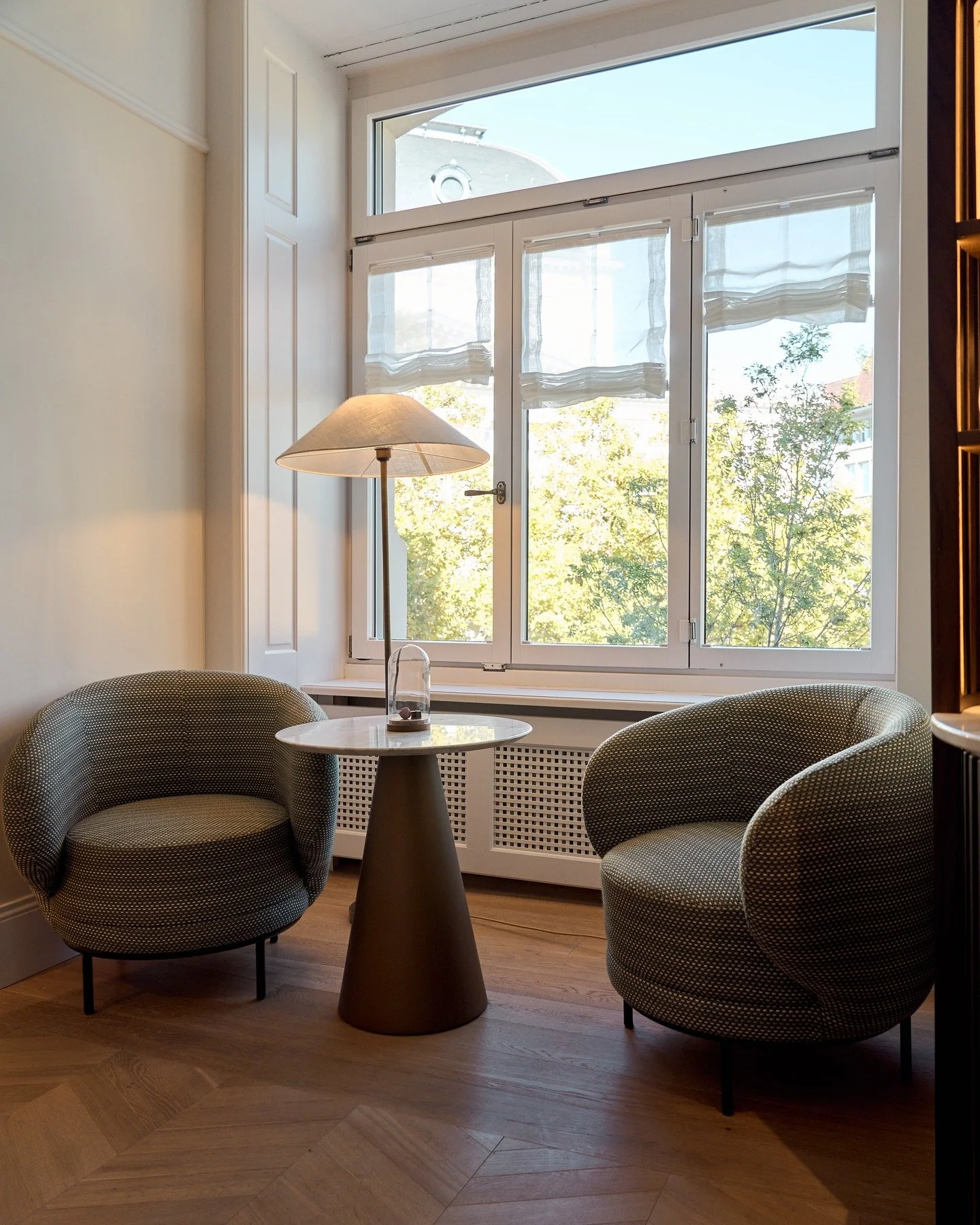 Kuscheln Sie sich in unsere gemütlichen Sitzecken im Ambassador Hotel und beobachten Sie, wie Zürich funkelt. Das Opernhaus direkt vor Ihrem Fenster, der Weihnachtsmarkt nur einen kurzen Spaziergang entfernt und die frische Novemberluft... das ist einfach perfekt!

#ambassadorh