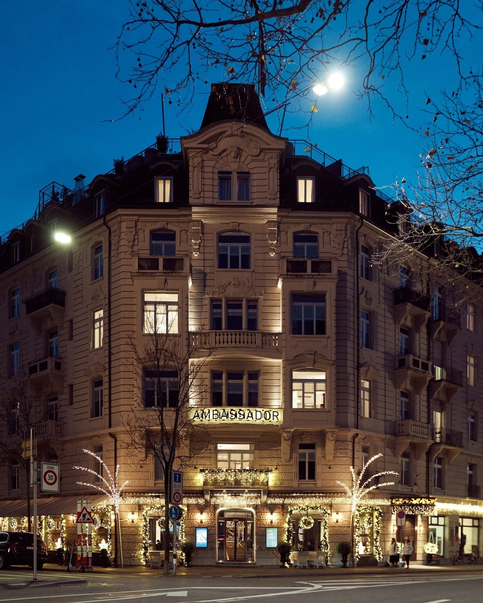 Ambassador in seiner schönsten Weihnachtsdekoration. 🌟🎄

#AmbassadorHotel #AmbassadorZurich #HotelAmbassador #ChristmasAtTheAmbassador #AmbassadorChristmas #ZurichChristmas #ZurichWinter #WinterInZurich #ChristmasInZurich #FestiveZurich #FestiveSeason #