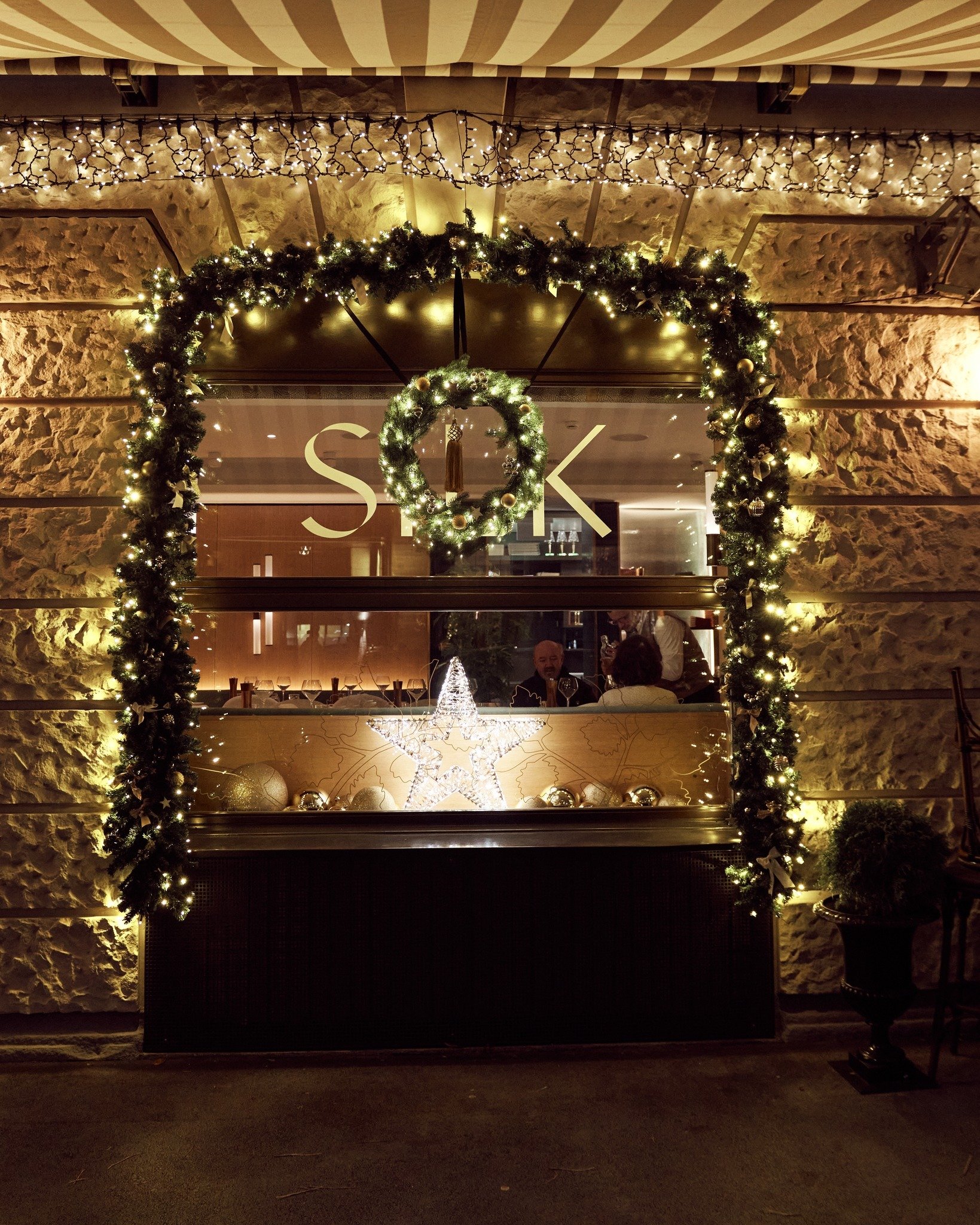 Entdecken Sie den Zauber 
von Weihnachten in Zürich. 🎁❄️

#ChristmasInZurich #ZurichChristmas #ChristmasMagic #VisitZurich #ZurichVibes #FestiveZurich #ZurichWinter #HolidayInZurich #WinterWonderlandZurich #ExploreZurich #Christmas2025 #WinterInZurich #Zuric