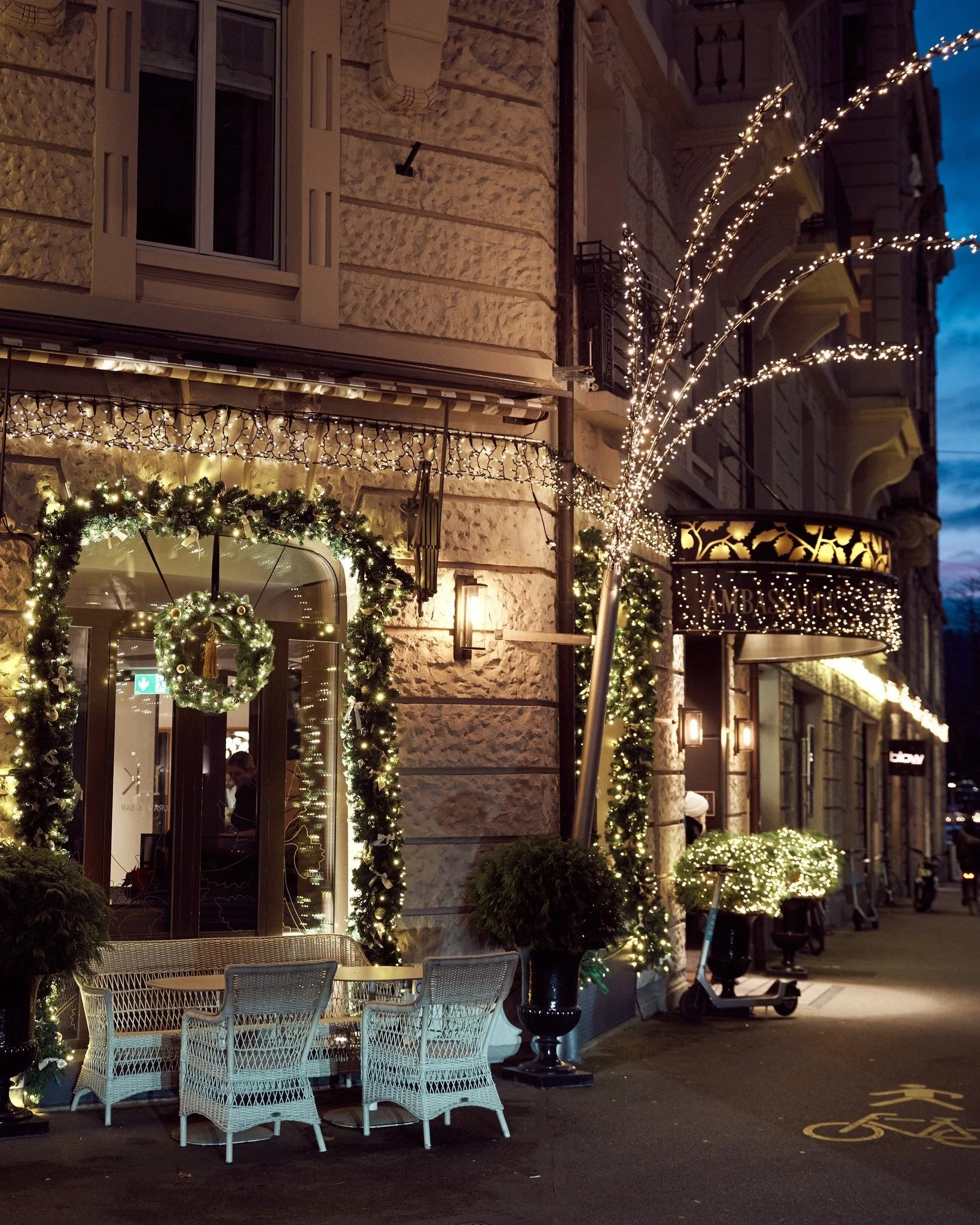 🎄 Von den Weihnachtsbeleuchtungen in Zürich bis hin zu gemütlichen Abenden im Ambassador .

#ChristmasInZurich #ZurichAtChristmas #FestiveSeason #ChristmasMagic #WinterInZurich #VisitZurich #ZurichLife #SwissWinter #WinterCity #FestiveGetaway